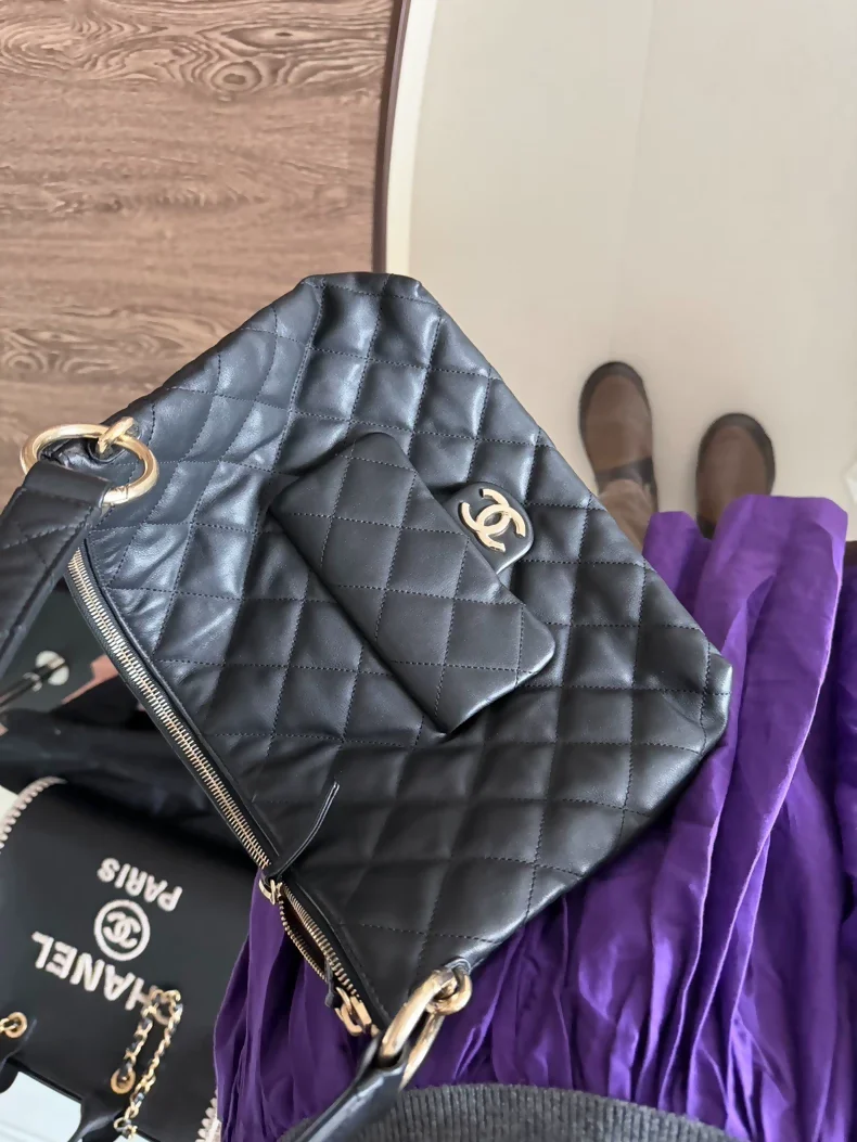Chanel 23B hobo bag, black and gold, small size - Image 2