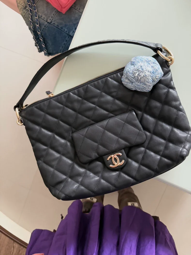 Chanel 23B hobo bag, black and gold, small size - Image 3