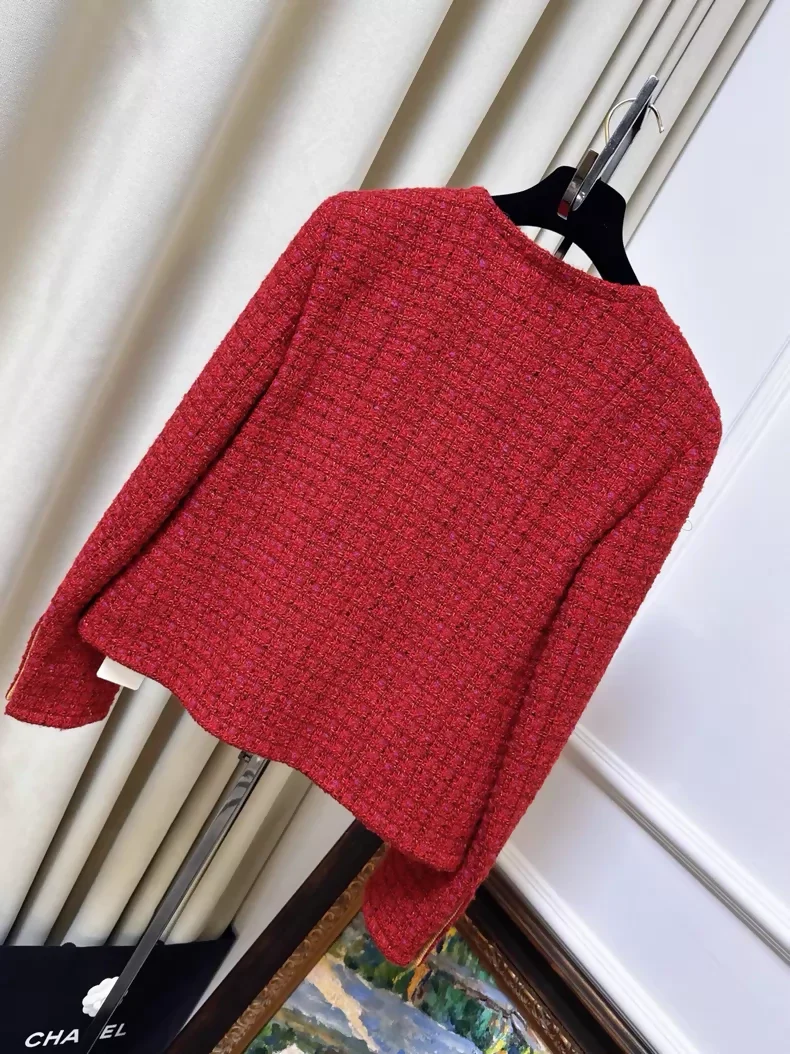 Chanel 23B red tweed jacket with gold buttons and two pockets - Image 2