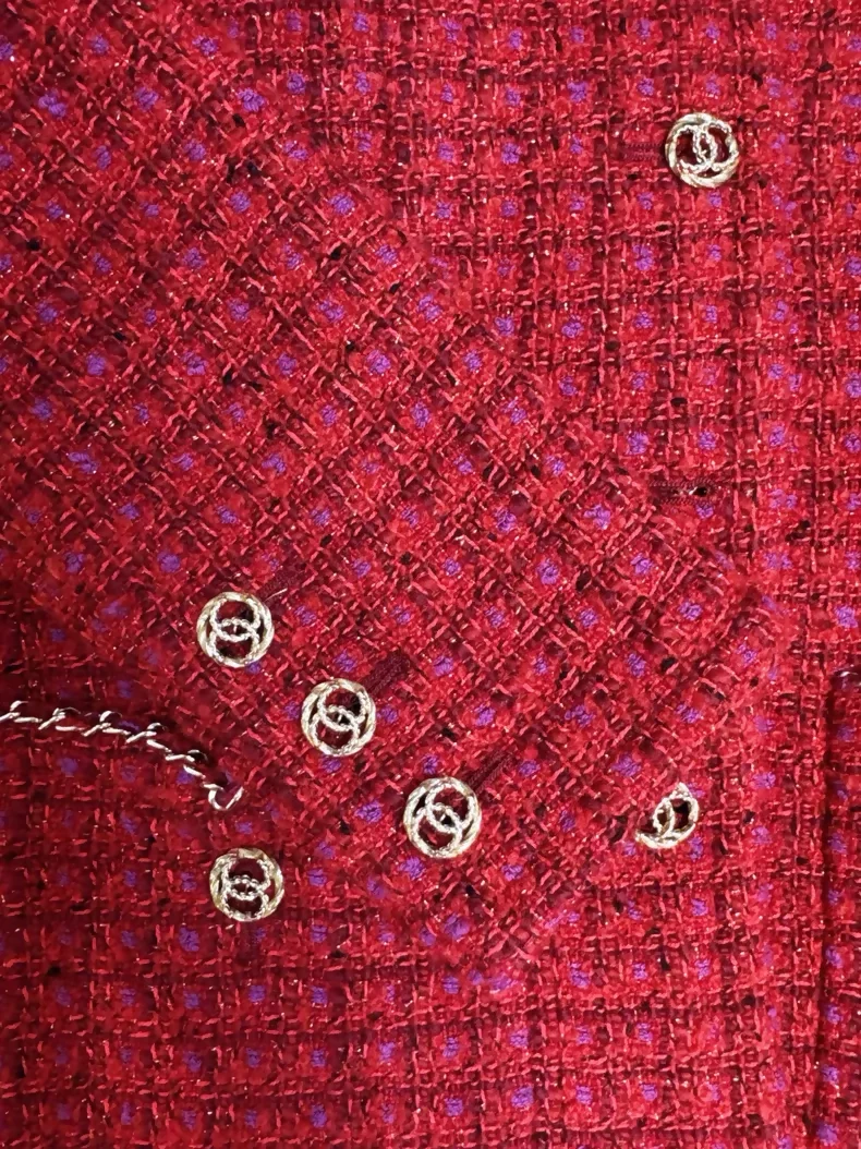 Chanel 23B red tweed jacket with gold buttons and two pockets - Image 4