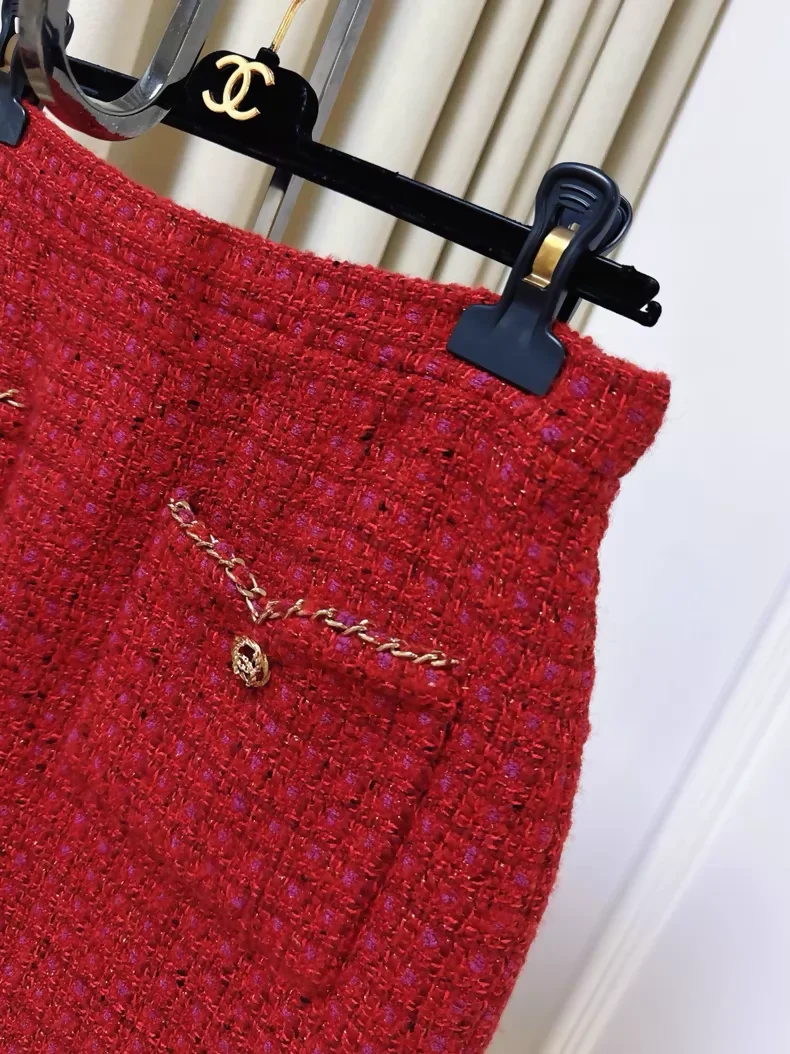Chanel 23B red tweed skirt with gold buttons - Image 2