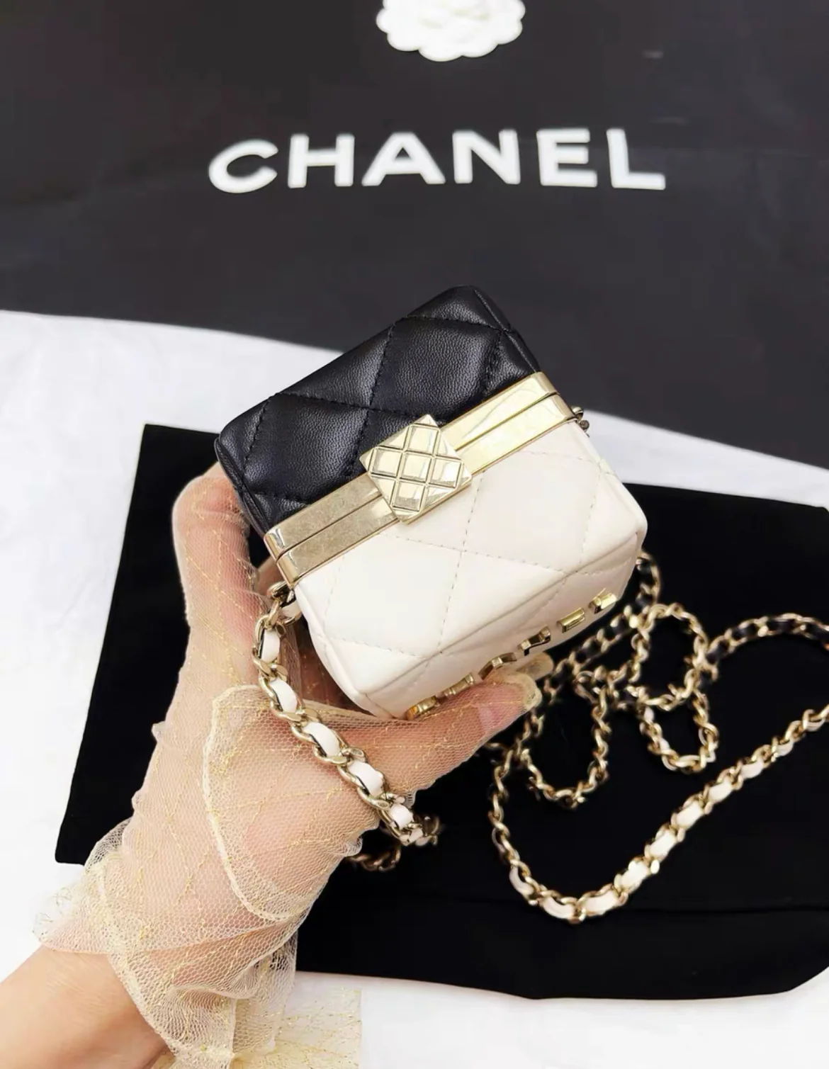 Chanel 23C black and white spell dice evening bag - Image 7