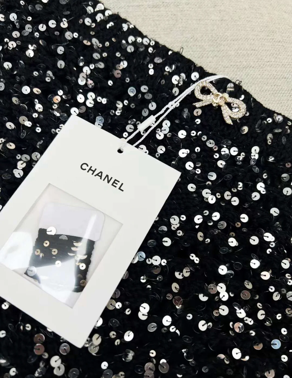 Chanel 23c black tweed sequin shorts size 34 - Image 2