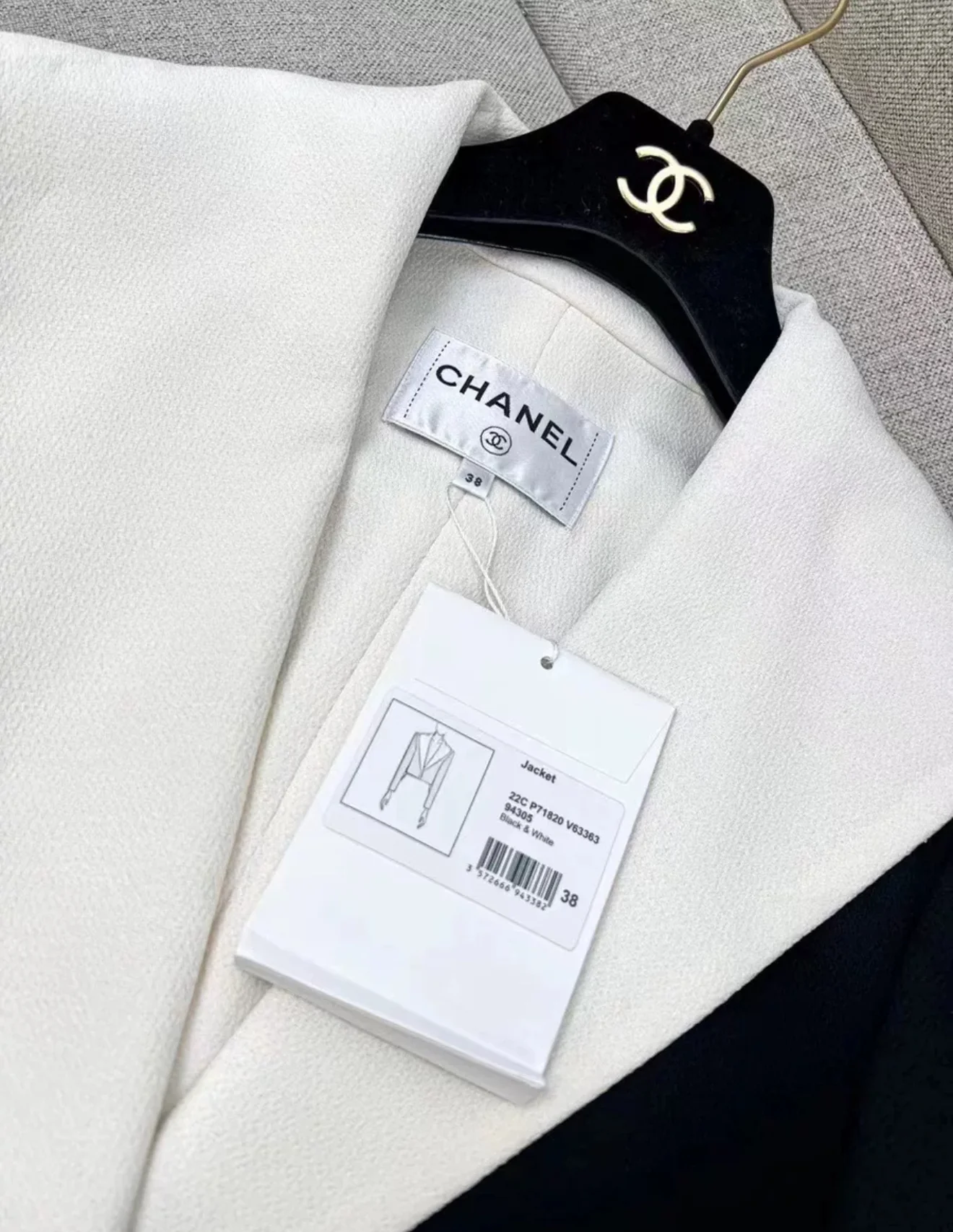Chanel 23C Black & White Jacket - Image 3