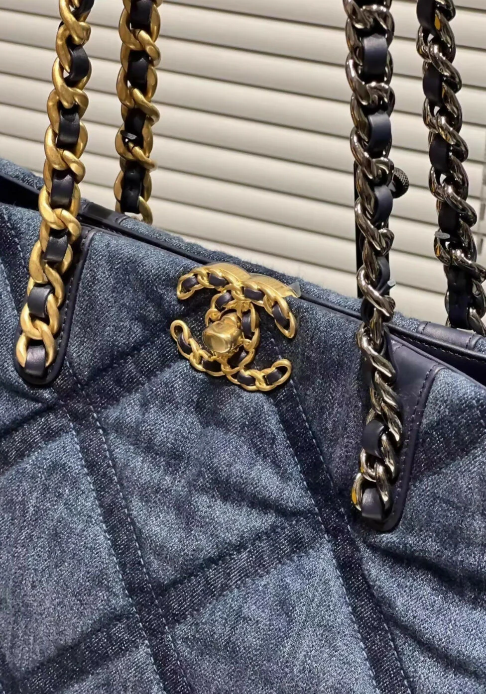 Chanel 23c denim quilted tote bag - Image 3
