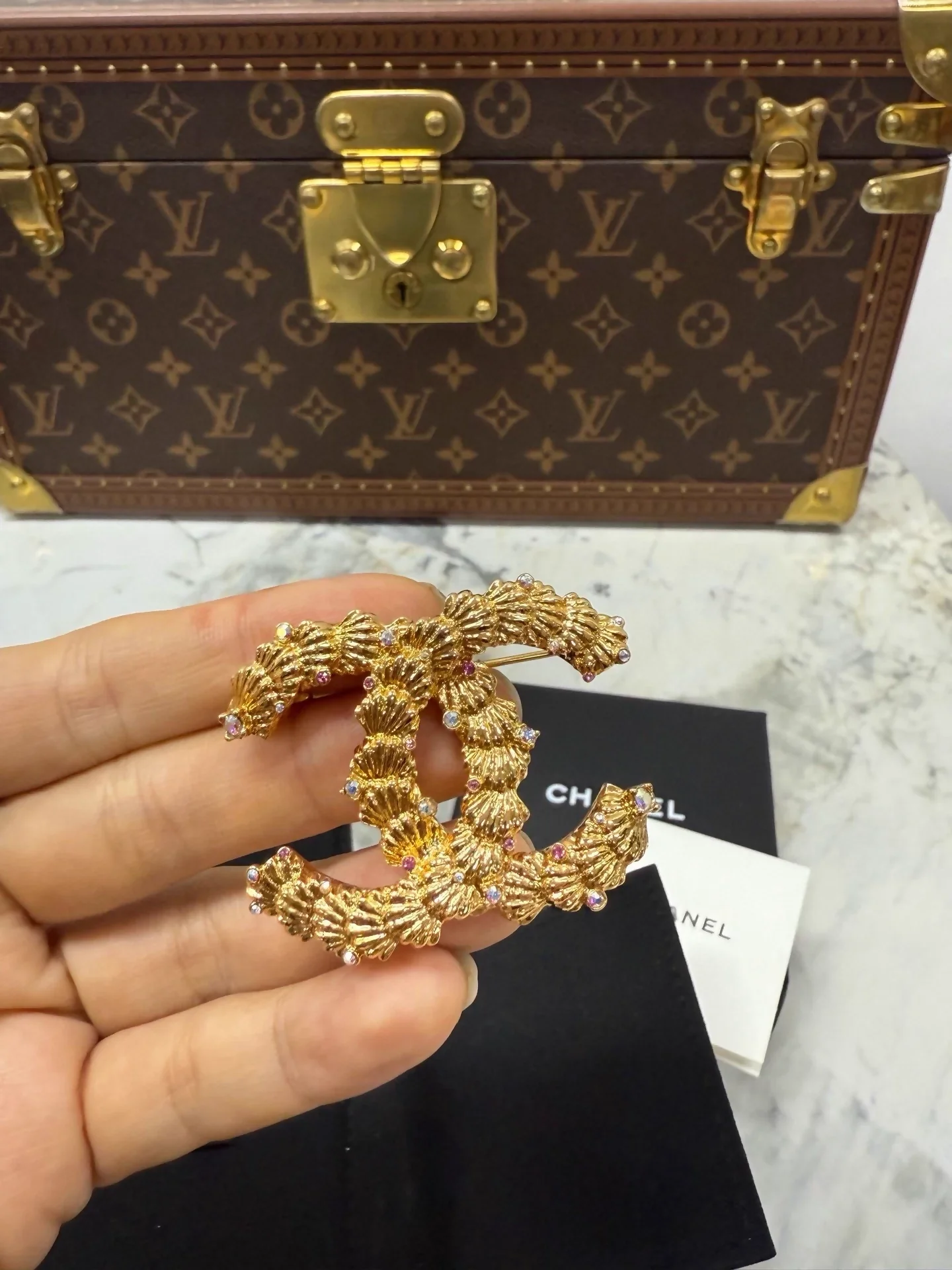 Chanel 23C double C gold shell rhinestone brooch - Image 2