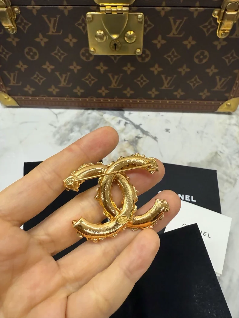 Chanel 23C double C gold shell rhinestone brooch - Image 3