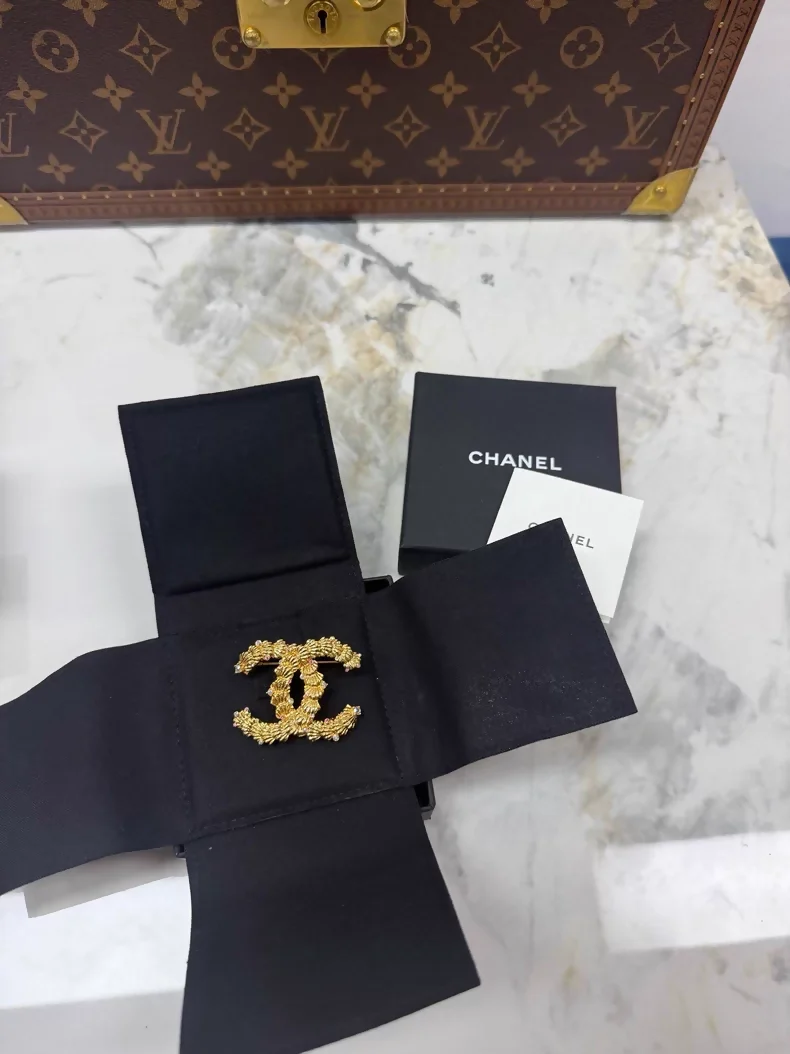 Chanel 23C double C gold shell rhinestone brooch - Image 2