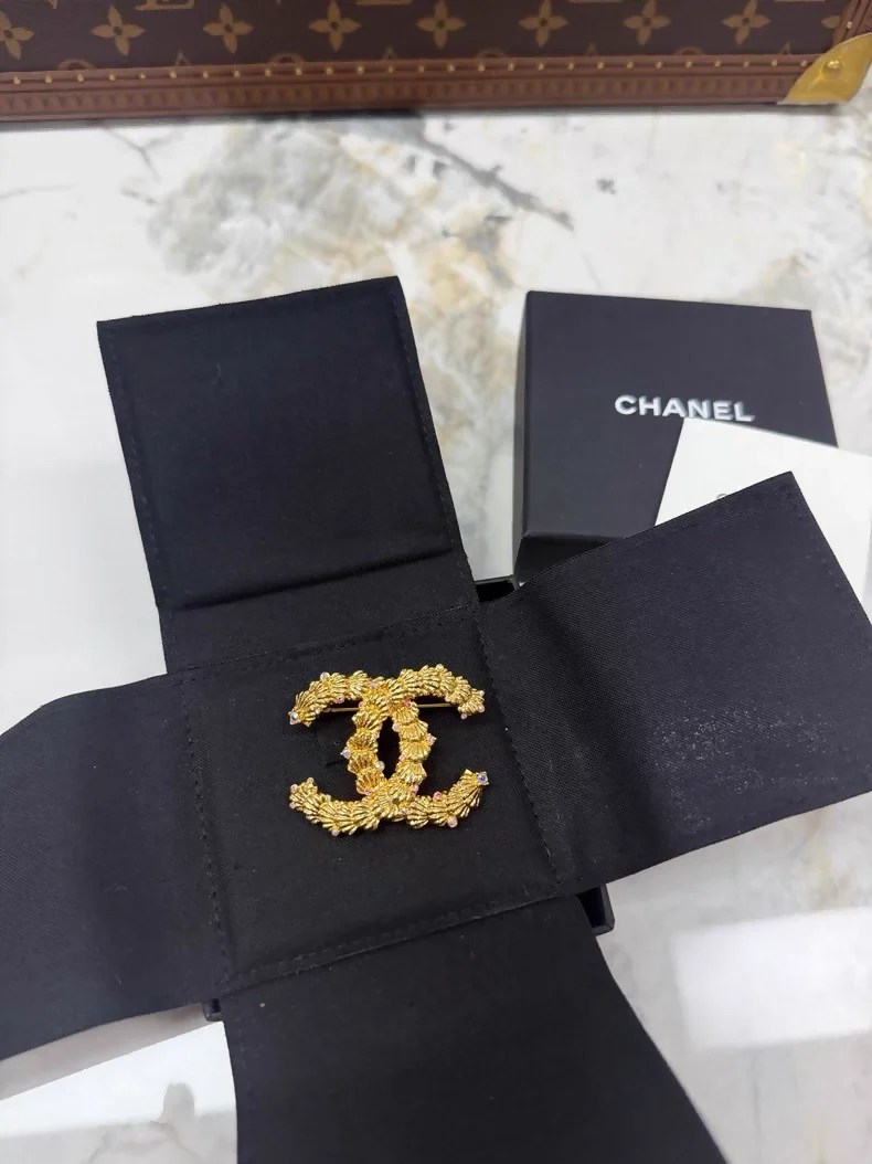 Chanel 23C double C gold shell rhinestone brooch - Image 3