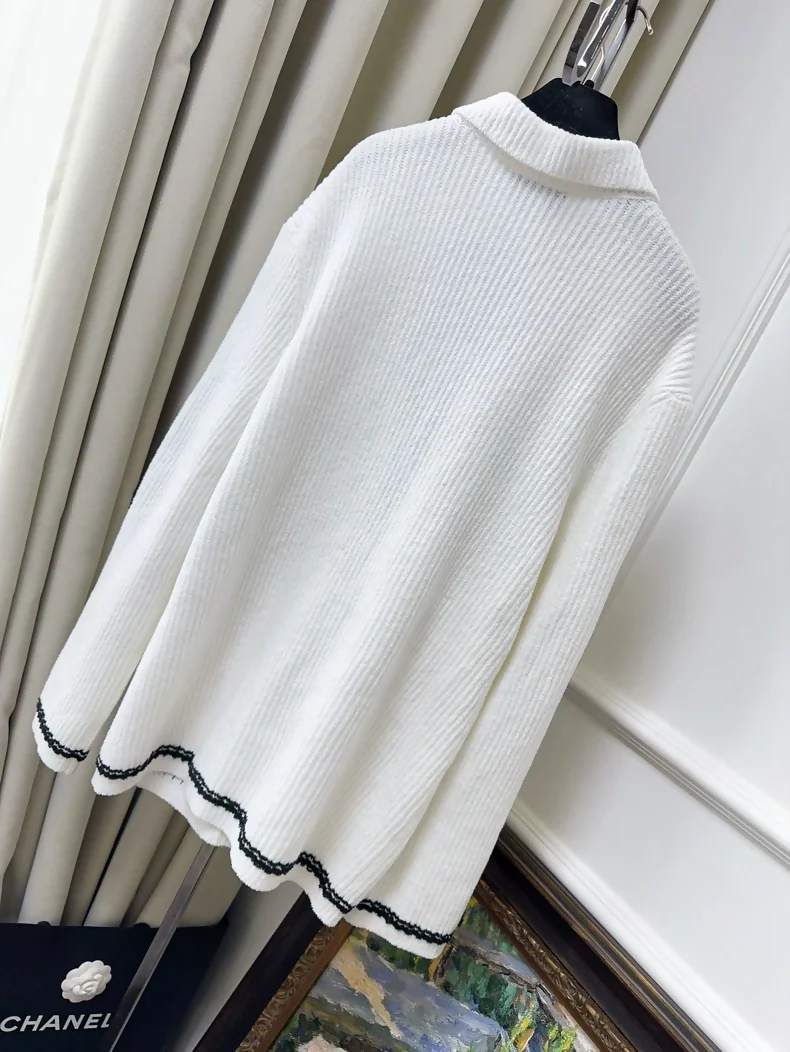 Chanel 23C No. 5 white cardigan - Image 2