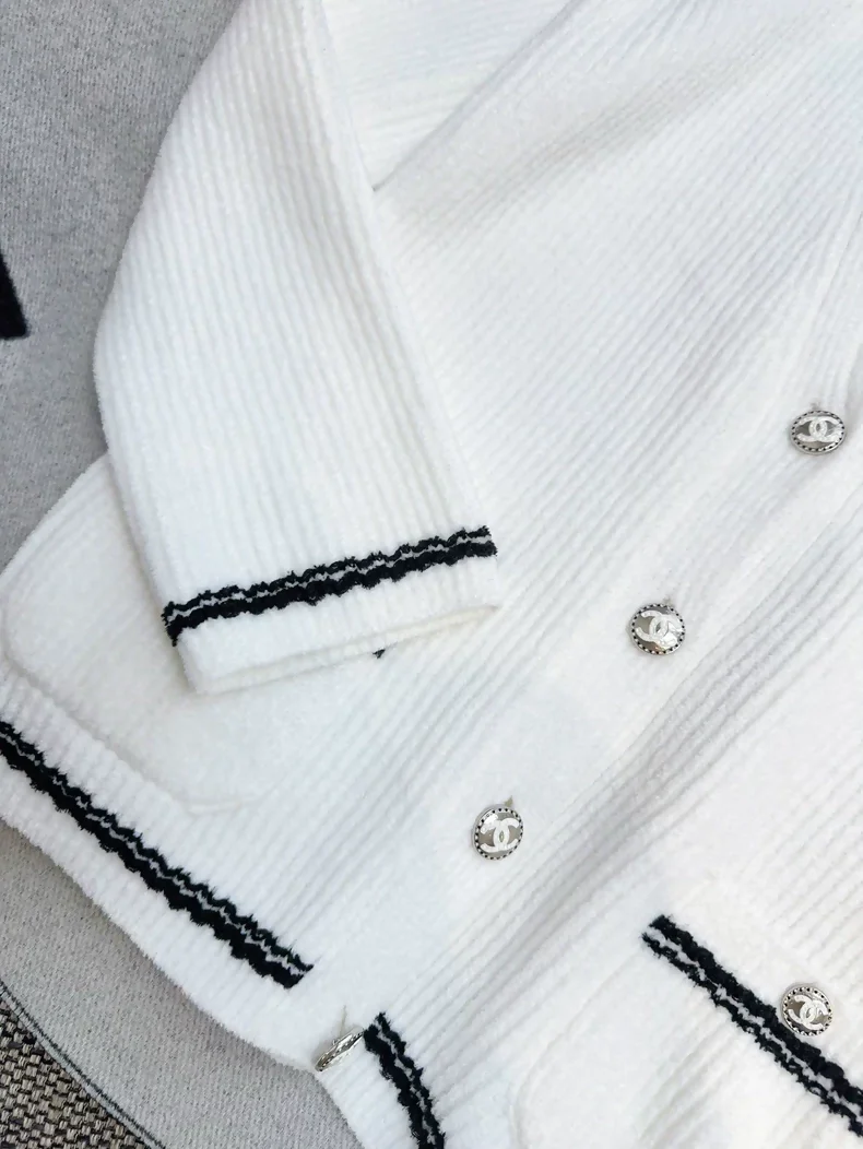 Chanel 23C No. 5 white cardigan - Image 3