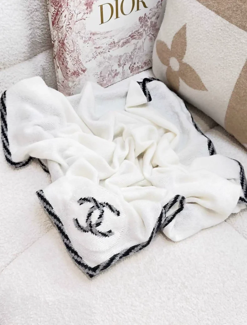 Chanel 23C white, black and gray scarf - Image 2