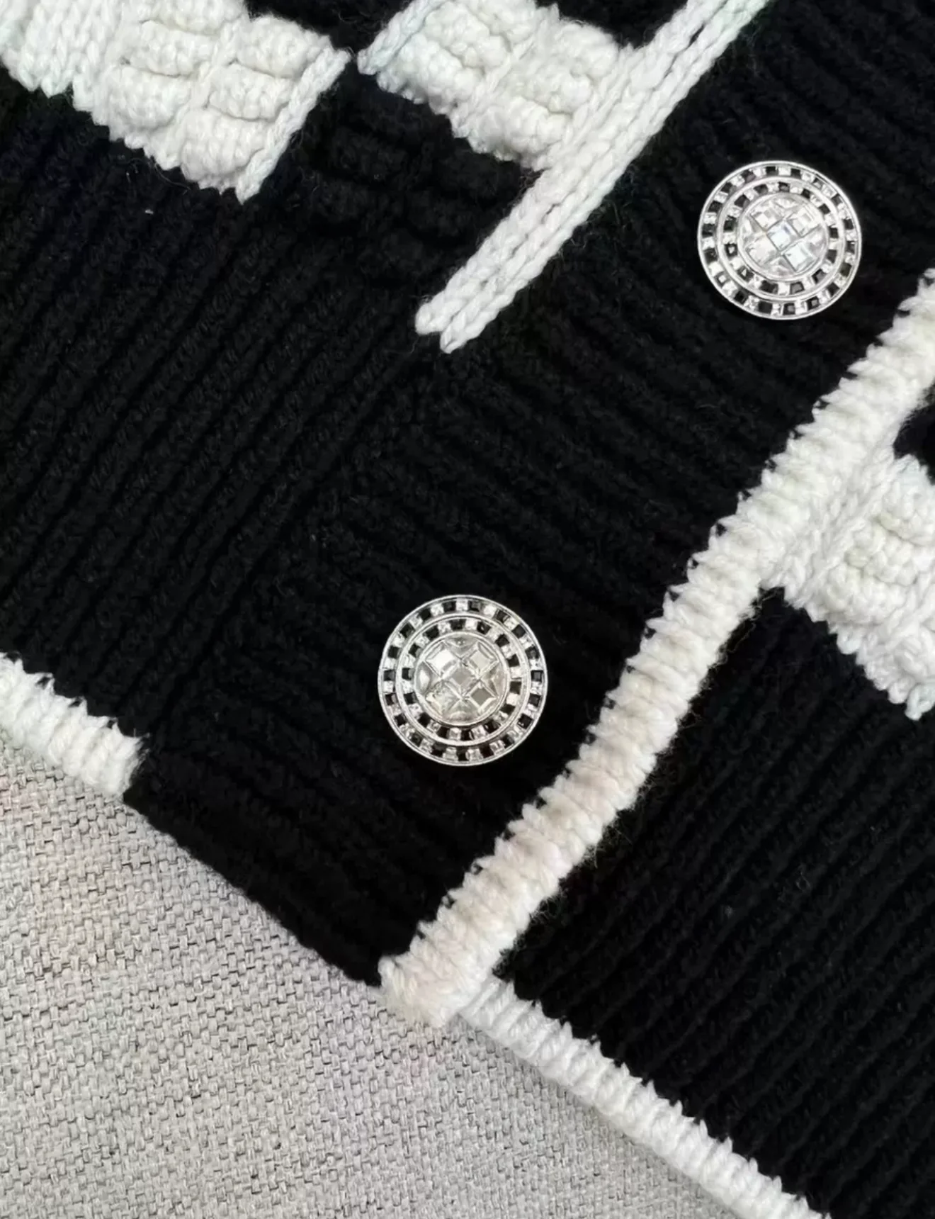 Chanel 23C Ecru & Black cardigan size 38 - Image 4