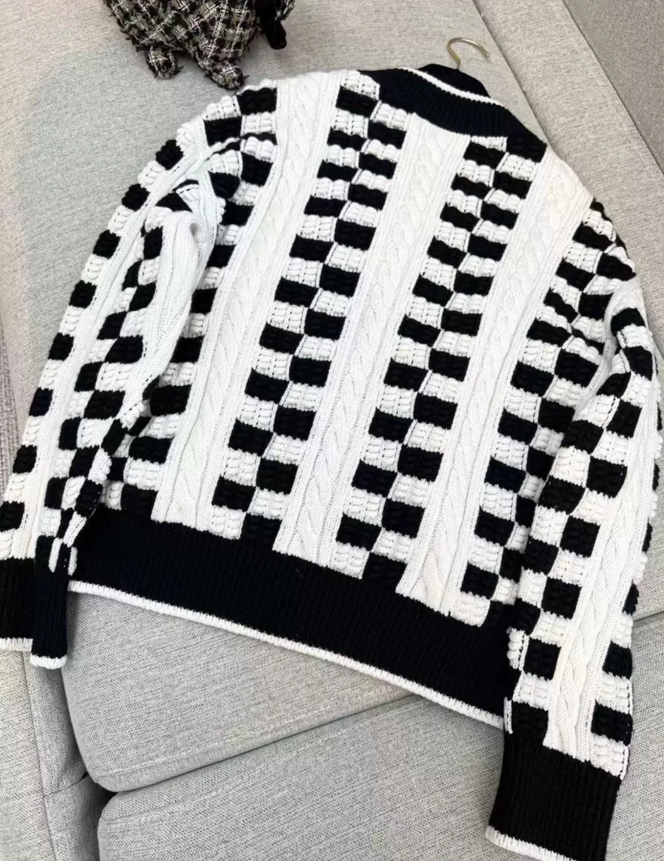 Chanel 23C Ecru & Black cardigan size 38 - Image 5