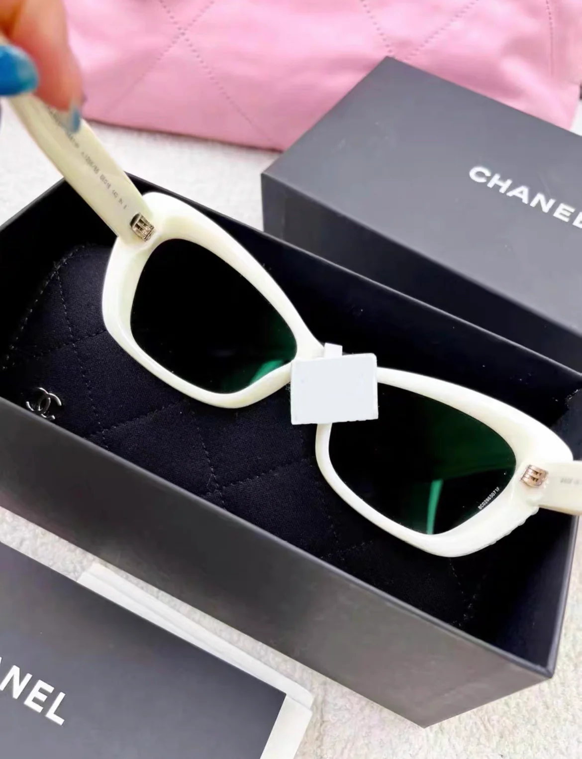 Chanel 23C white Pearl sunglasses - Image 4