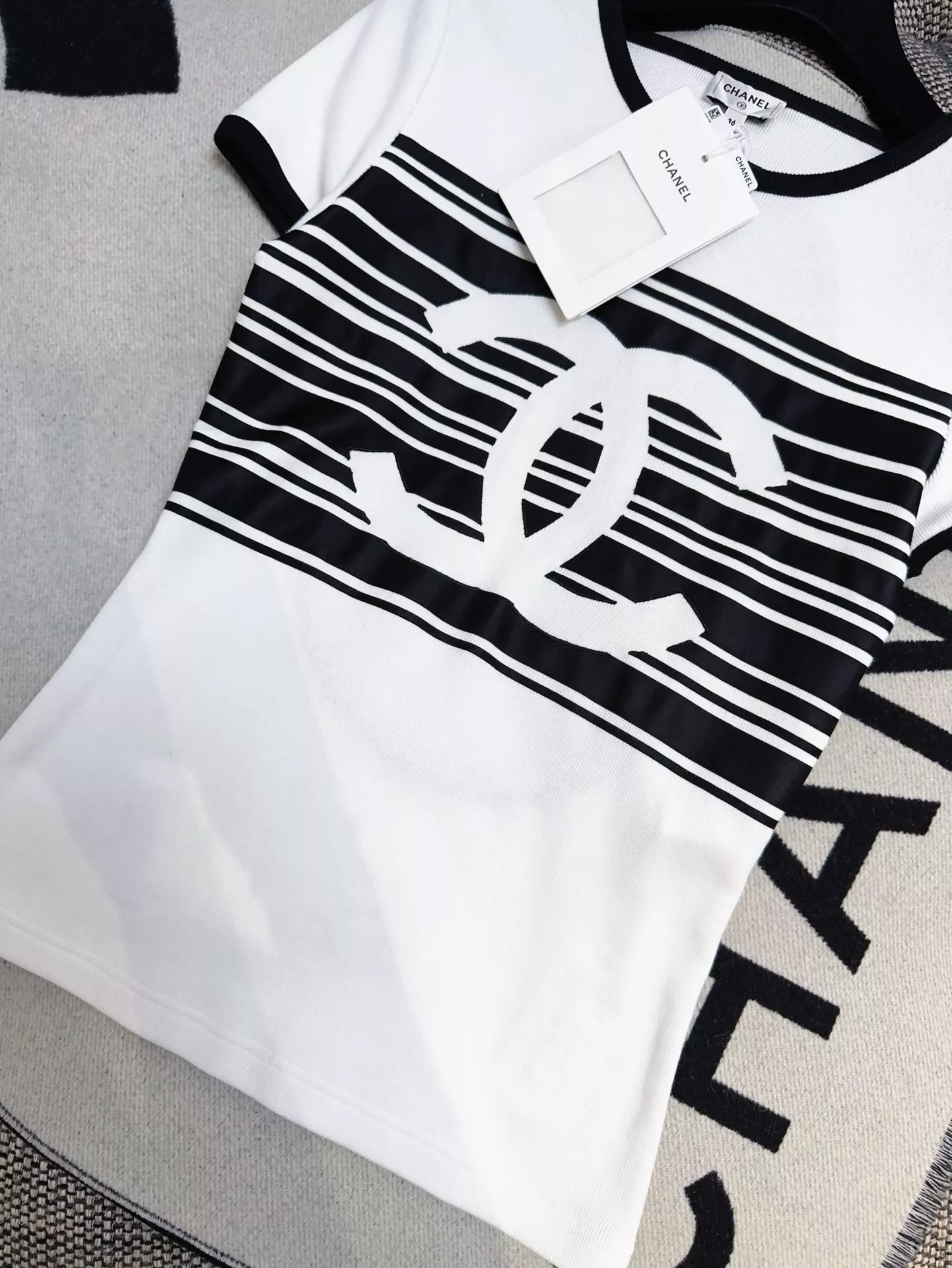 Chanel 23C white with black backless T-shirt - Image 3