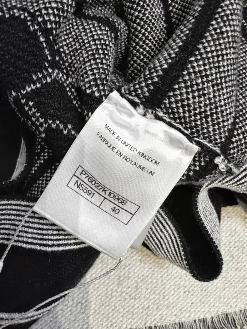 Chanel 23k black and white striped camellia double C logo knit sweater - Image 7