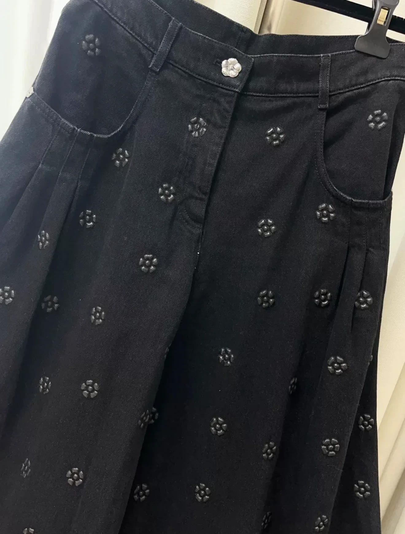 Chanel 23K black camellia wide-leg denim pants - Image 2