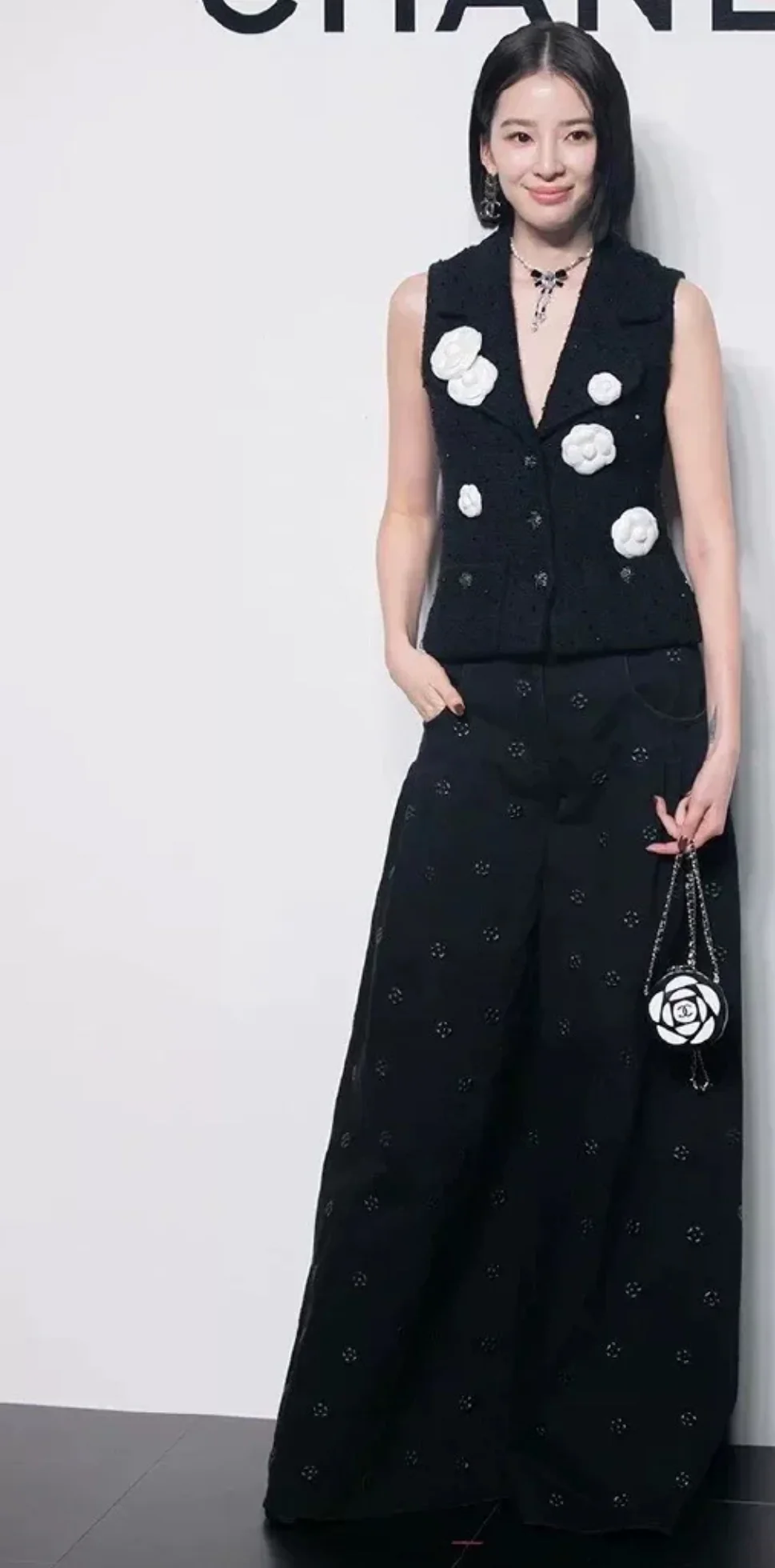 Chanel 23K black camellia wide-leg denim pants - Image 6