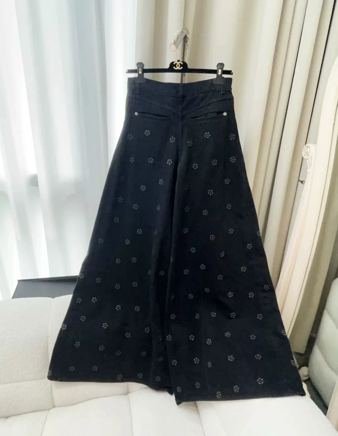 Chanel 23K black camellia wide-leg denim pants - Image 7