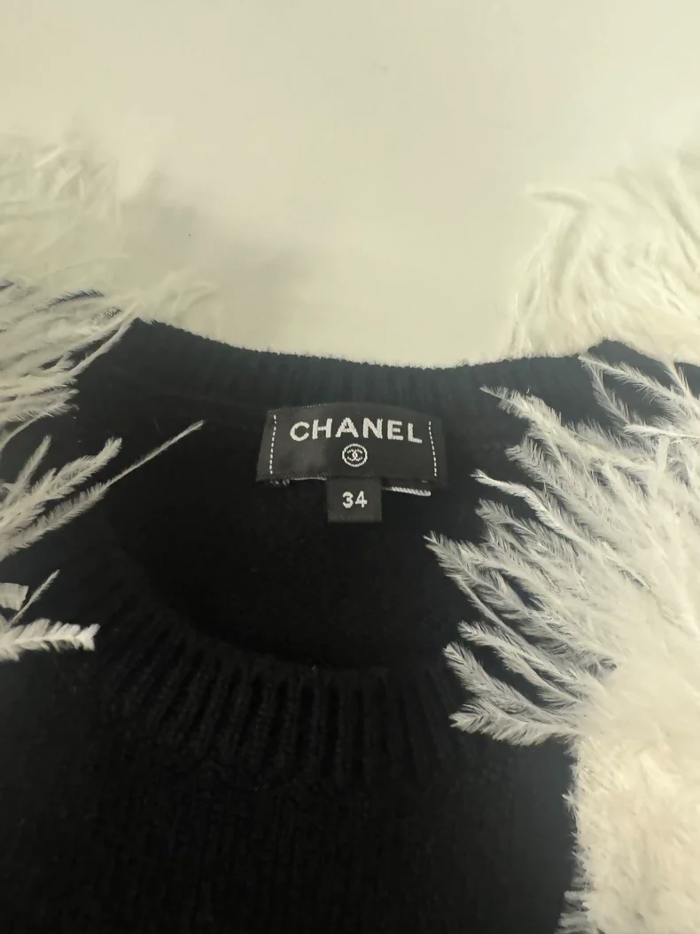 Chanel 23K black sweater with ostrich white feathers - Image 2