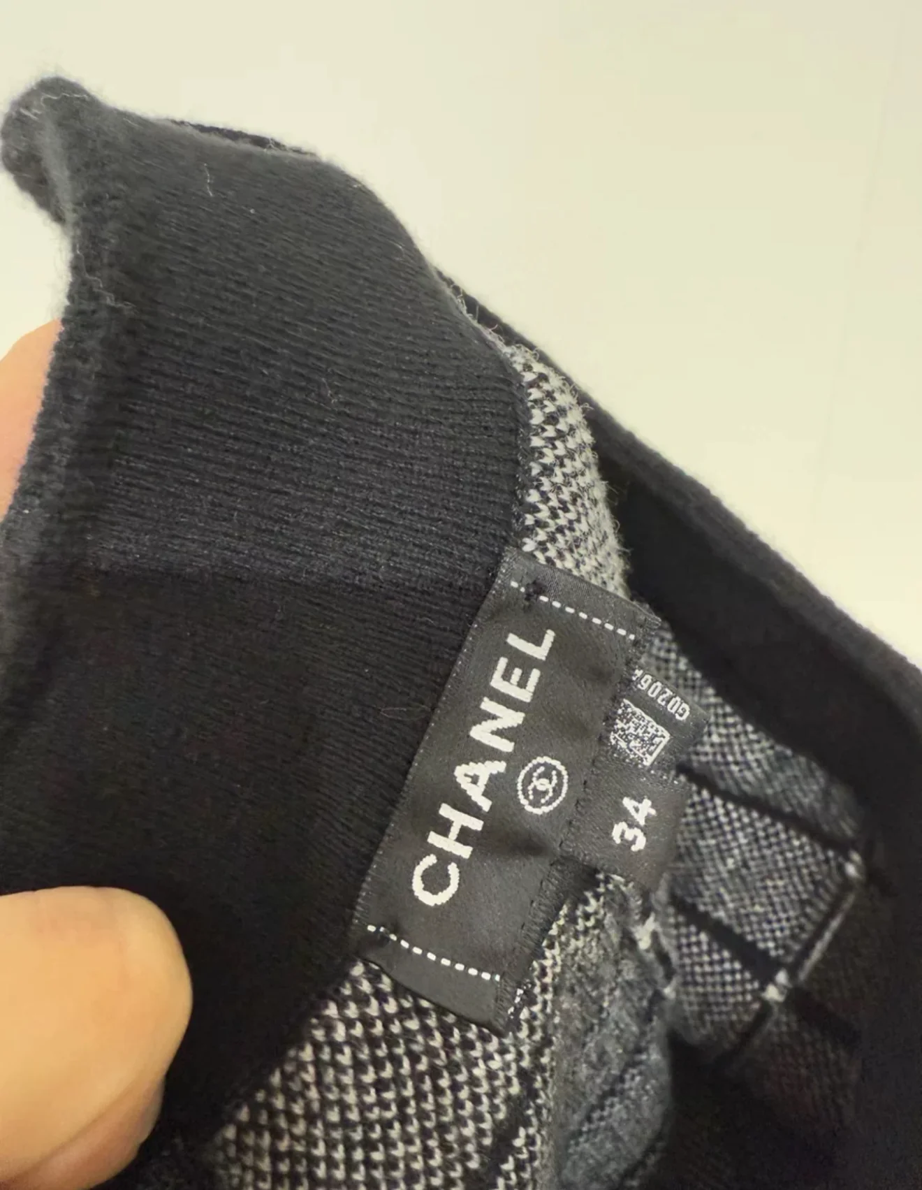 Chanel 23k Black & White Cashmere Bermuda Shorts - Image 4