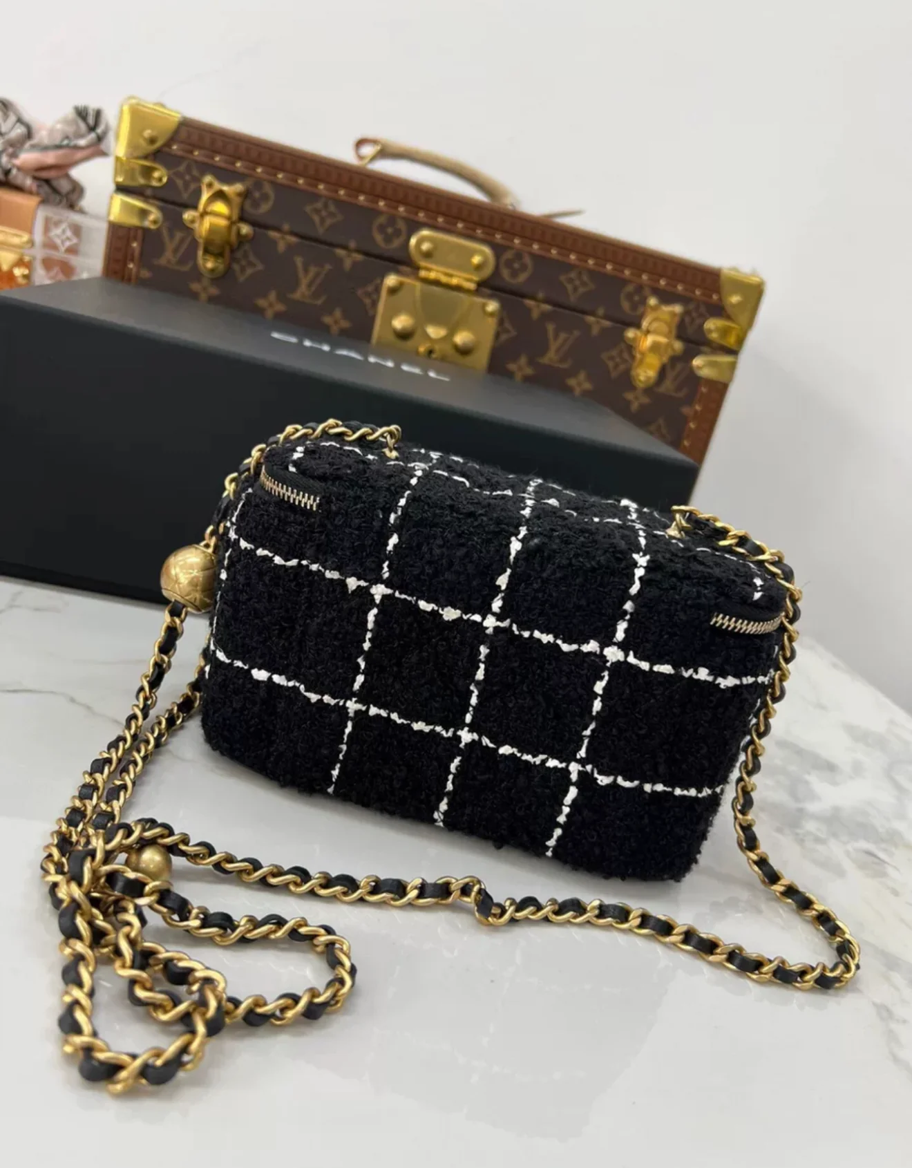 Chanel 23k black & white tweed mini vanity case gold chain - Image 2