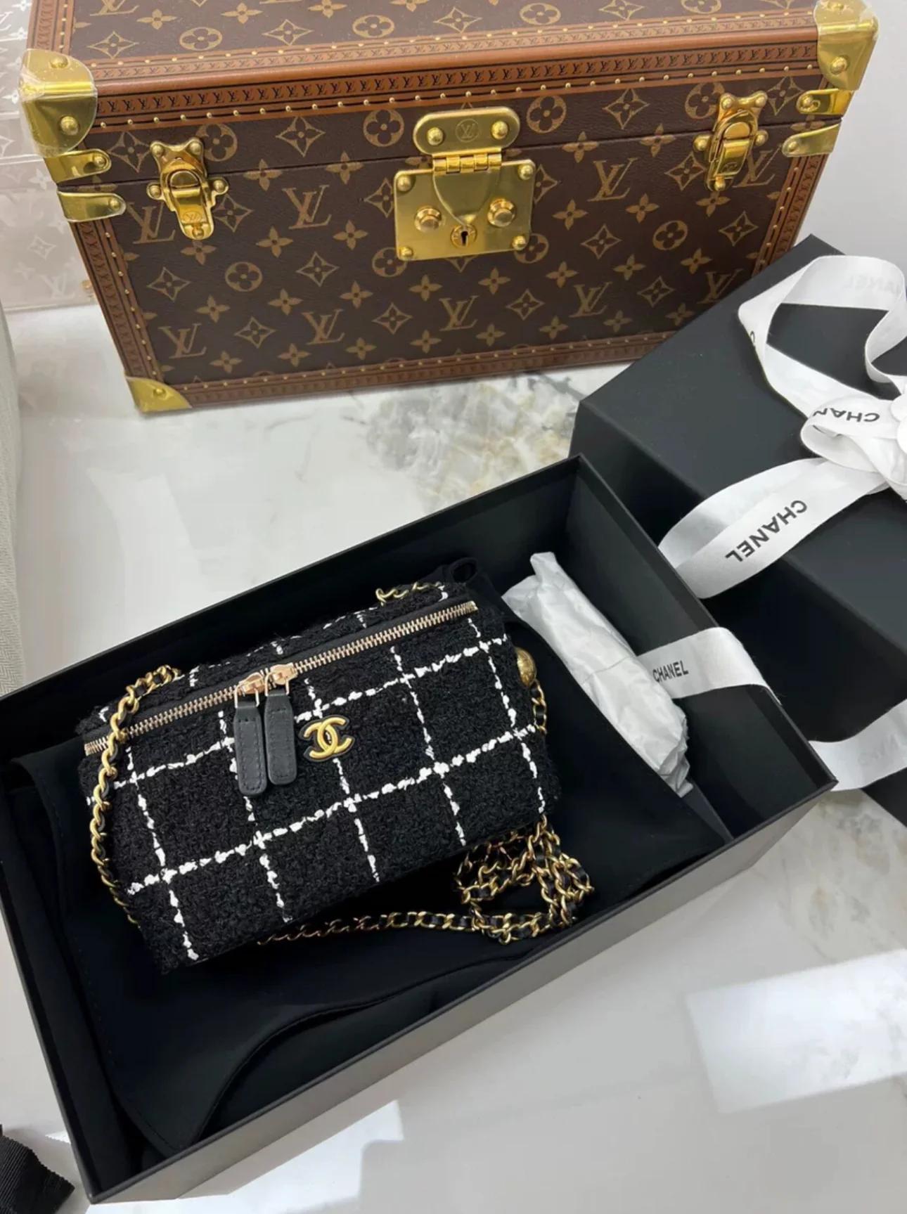 Chanel 23k black & white tweed mini vanity case gold chain - Image 3