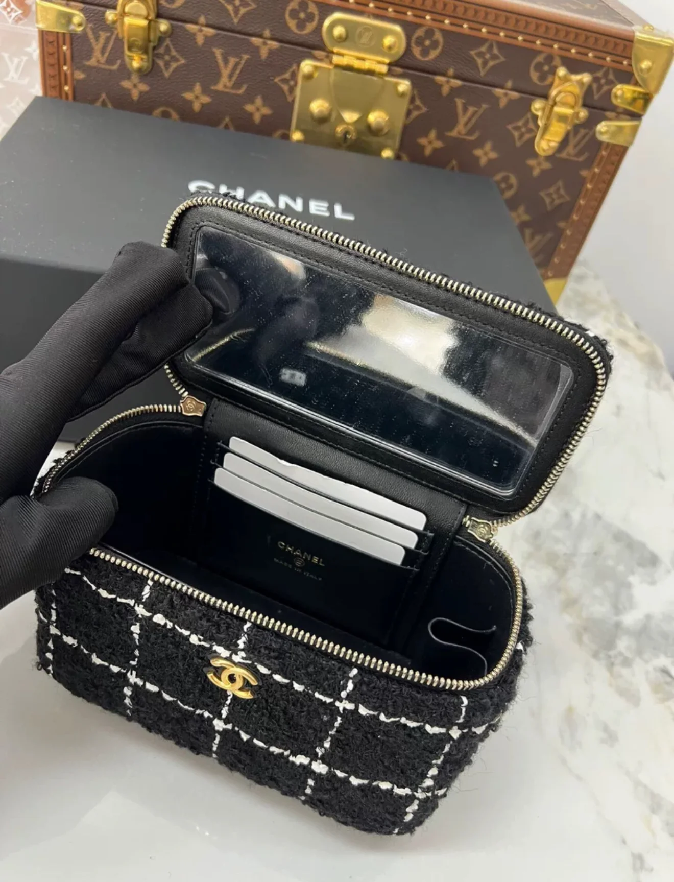 Chanel 23k black & white tweed mini vanity case gold chain - Image 4