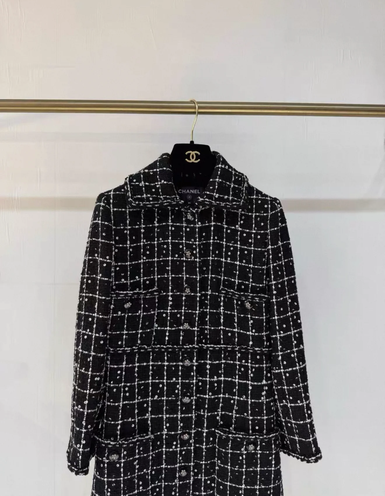 Chanel 23K coat with fine sequins in black and white - Image 2