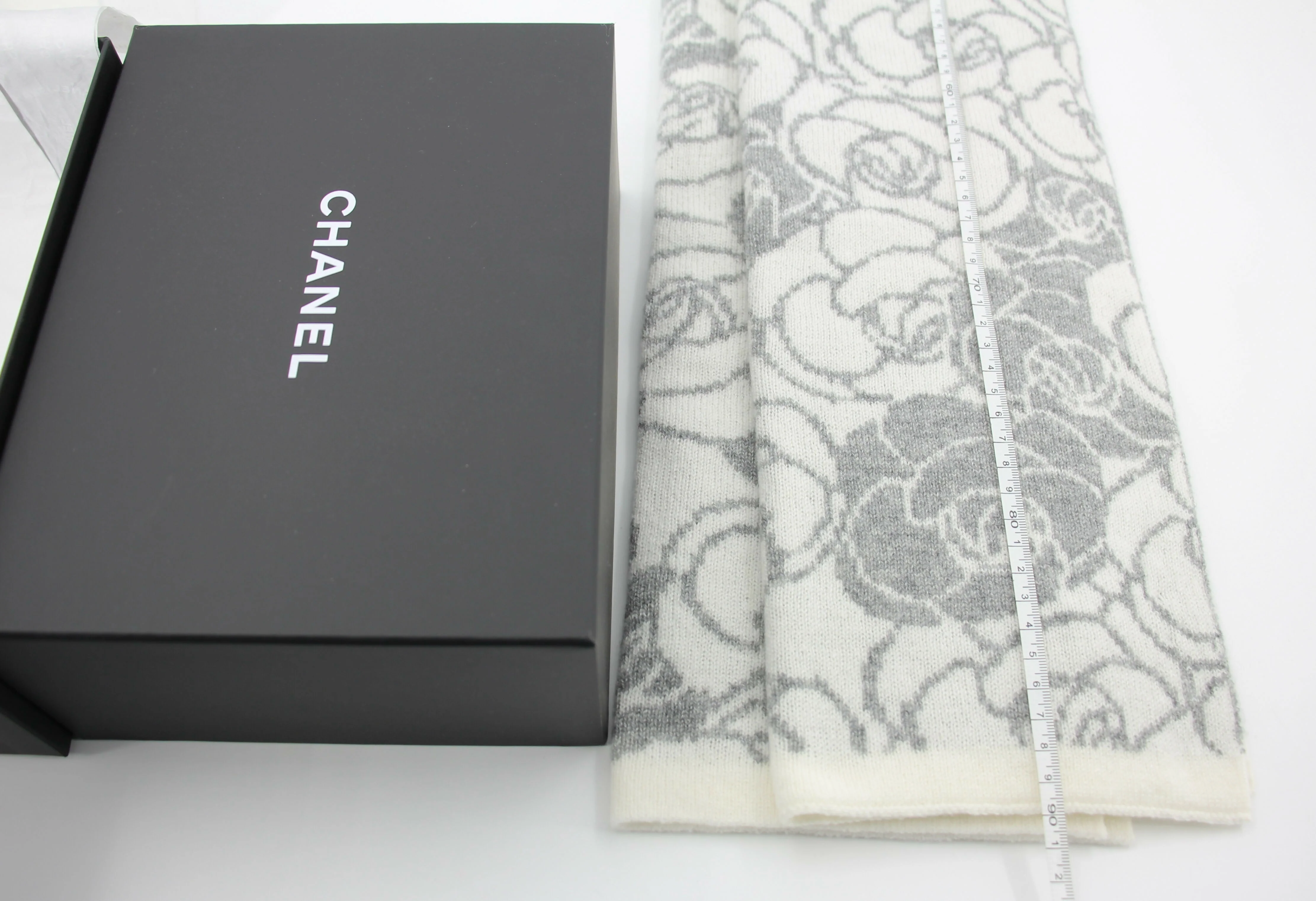 Chanel 23K Cotton Knitted Grey-white Camellia Scarf - Image 10