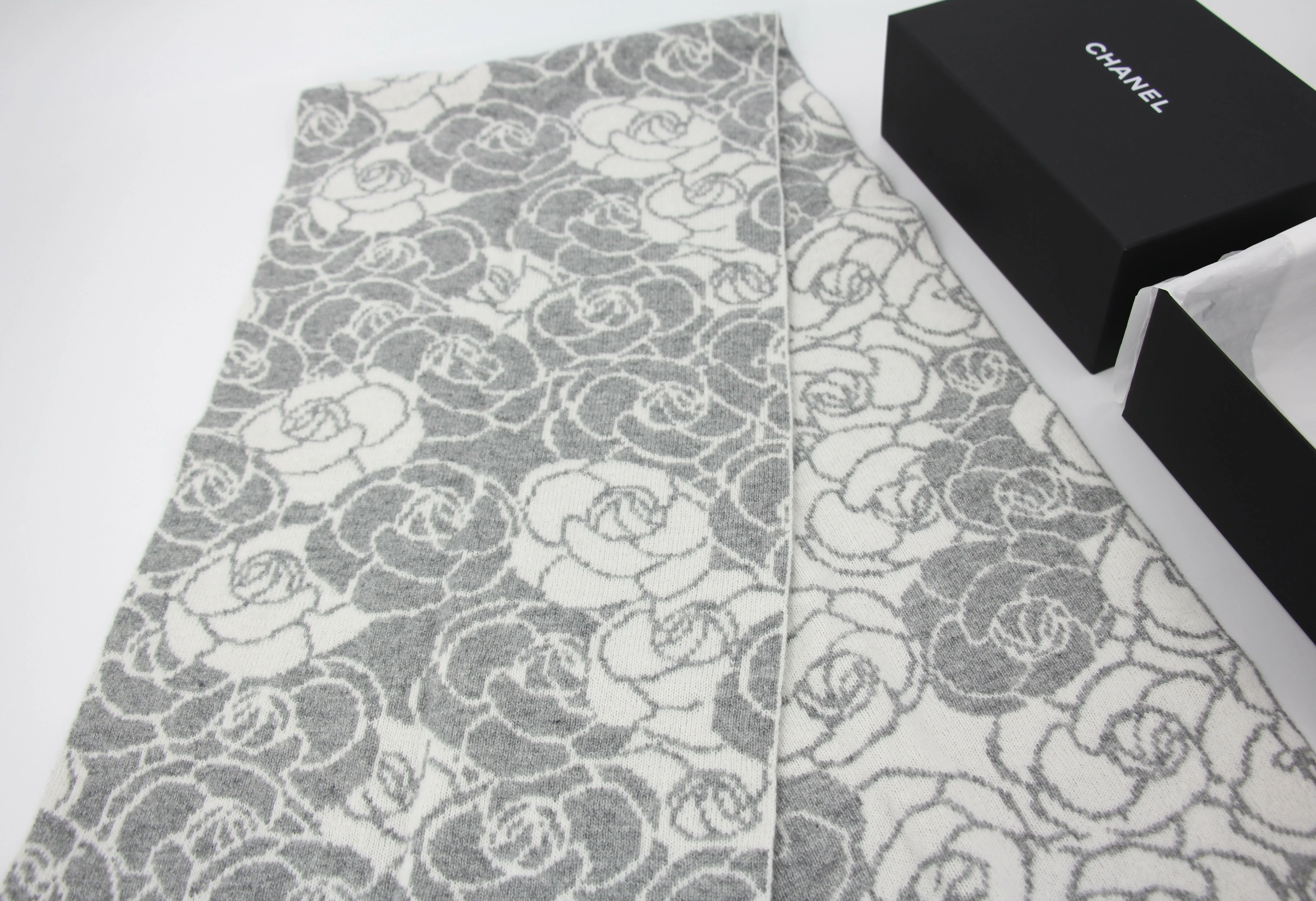 Chanel 23K Cotton Knitted Grey-white Camellia Scarf - Image 3