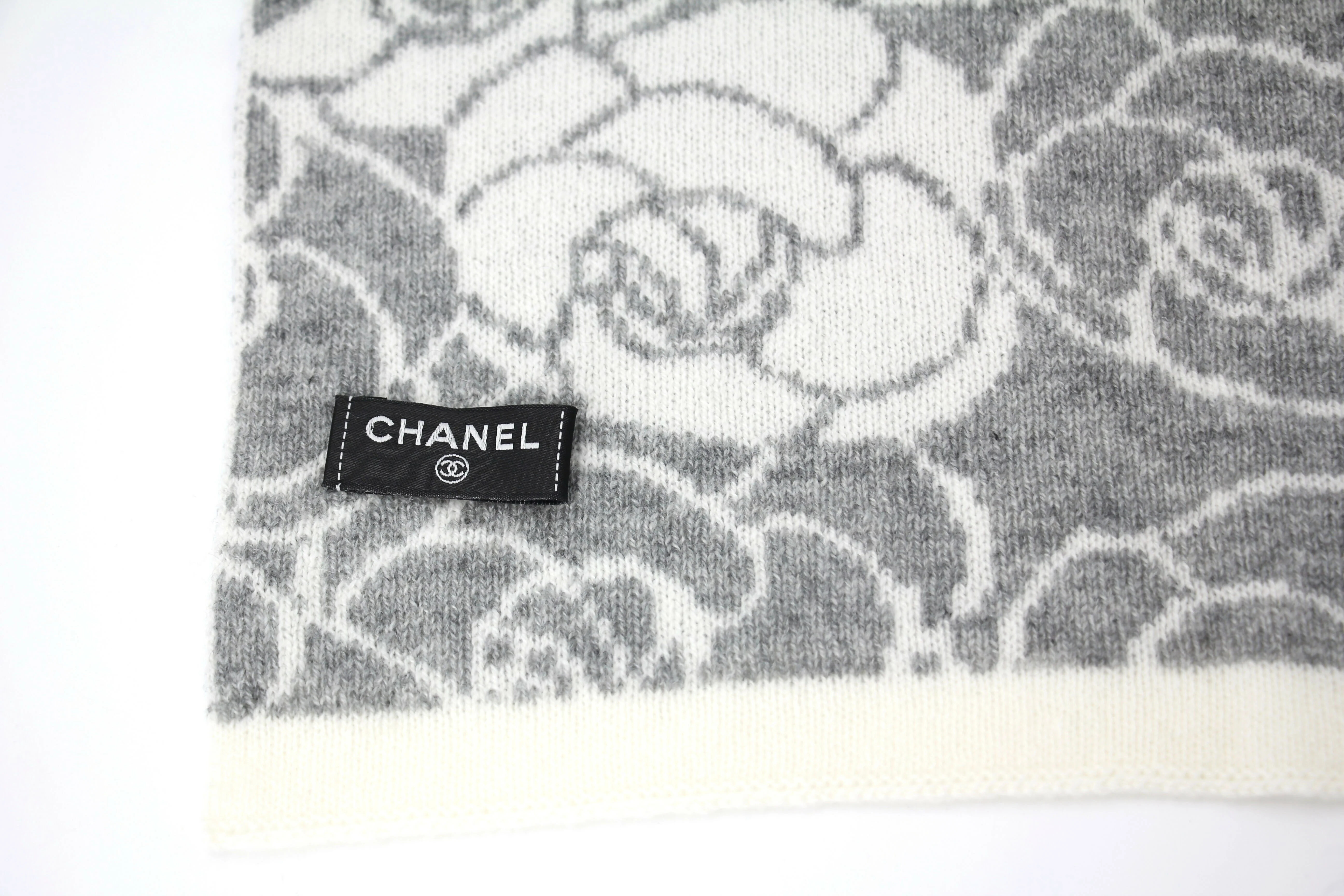 Chanel 23K Cotton Knitted Grey-white Camellia Scarf - Image 4