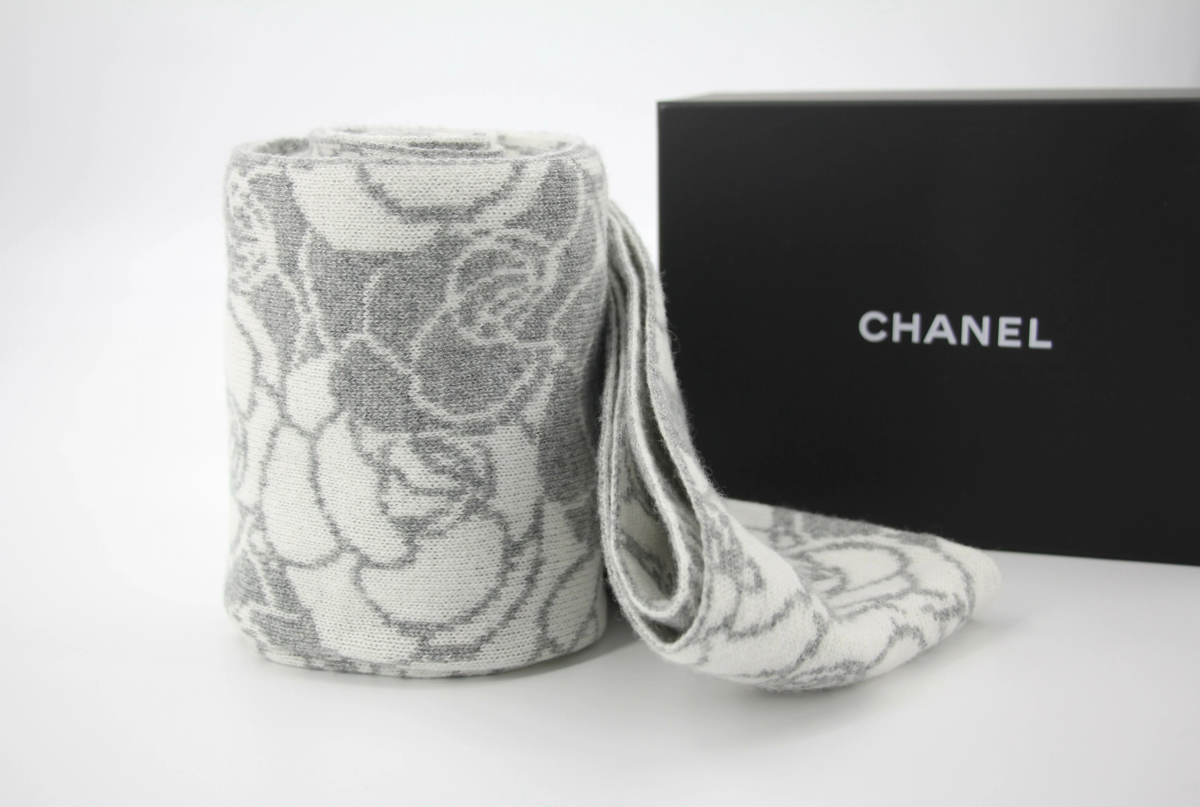 Chanel 23K Cotton Knitted Grey-white Camellia Scarf - Image 6