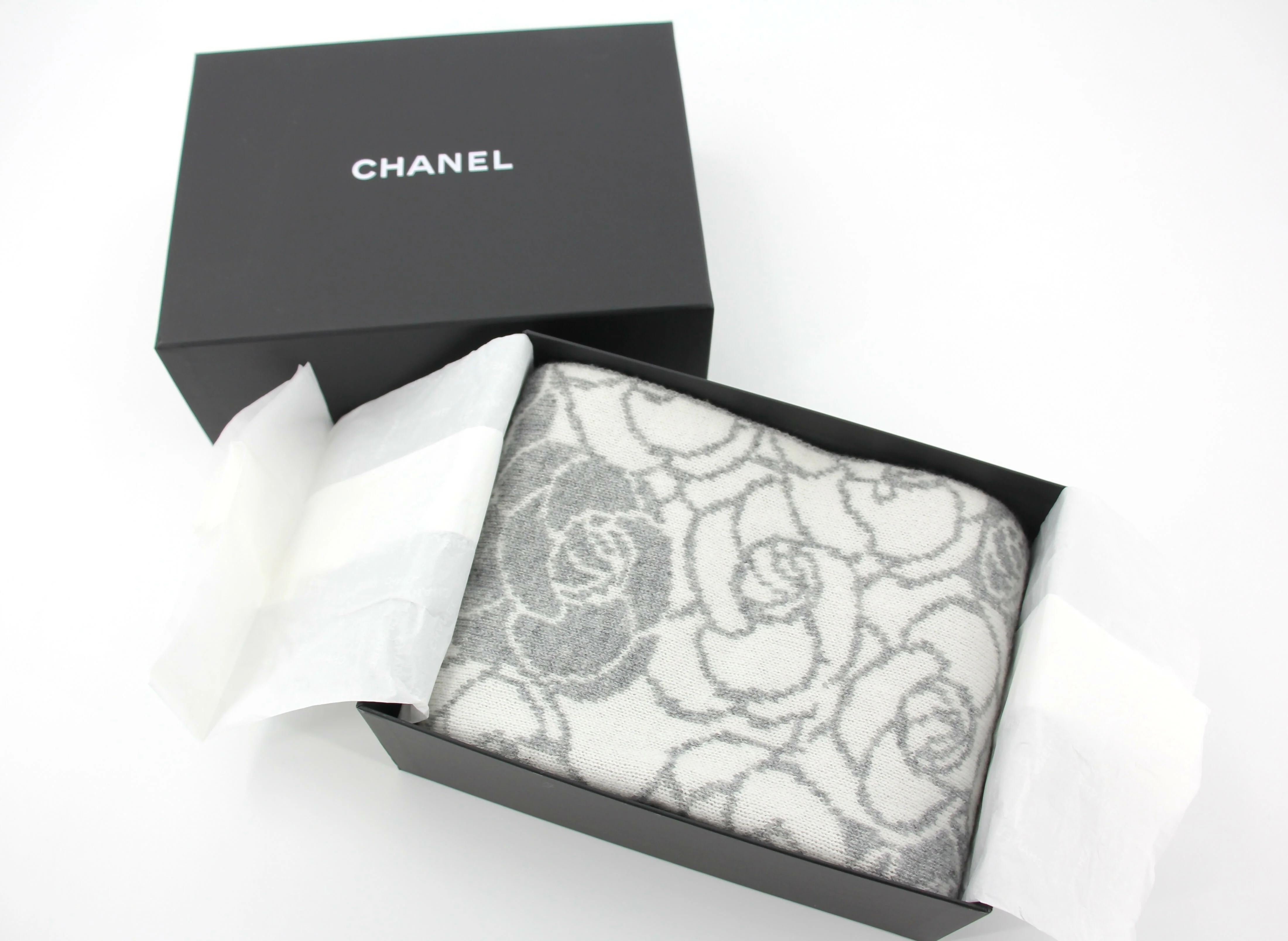Chanel 23K Cotton Knitted Grey-white Camellia Scarf - Image 7