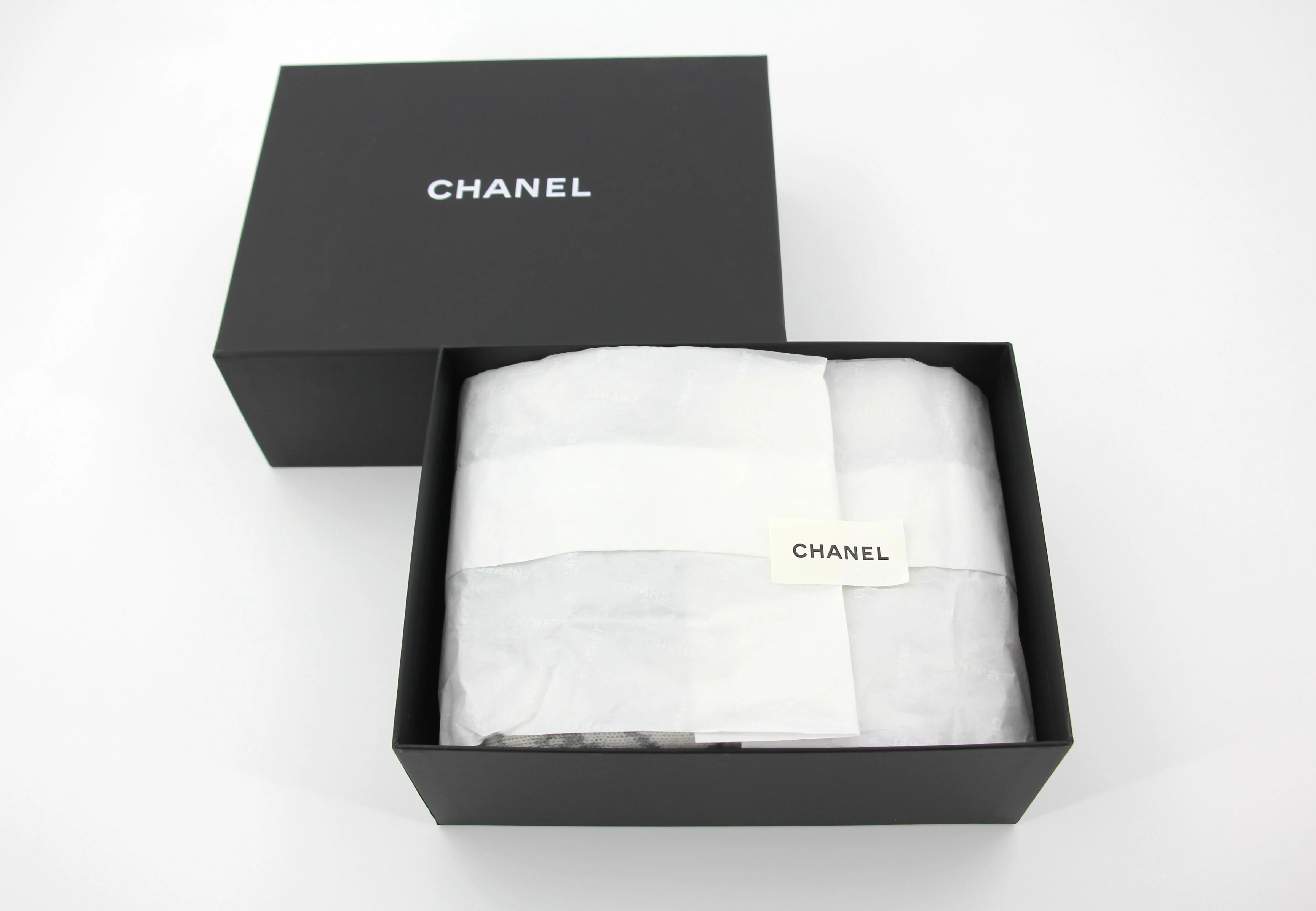 Chanel 23K Cotton Knitted Grey-white Camellia Scarf - Image 8