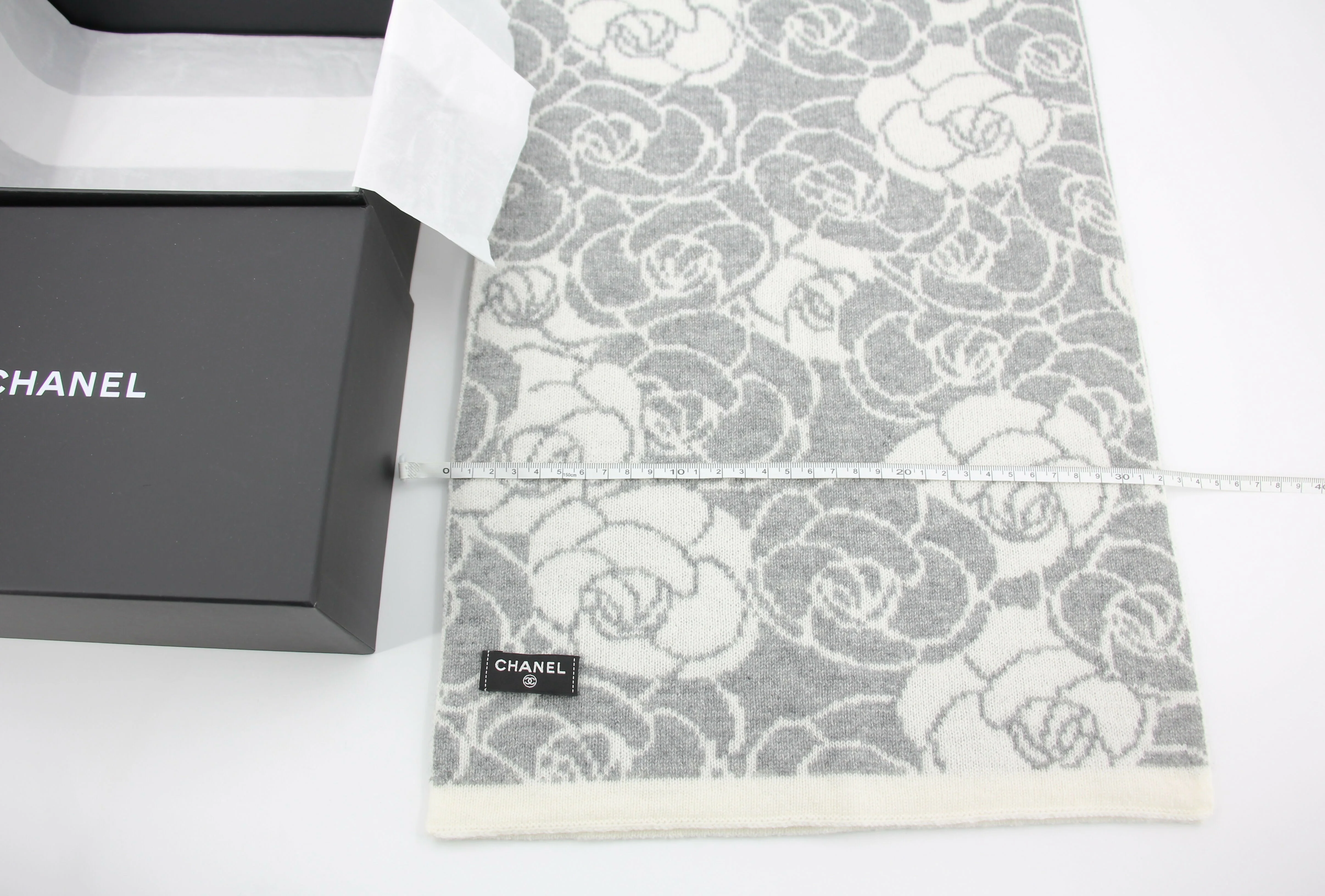 Chanel 23K Cotton Knitted Grey-white Camellia Scarf - Image 9