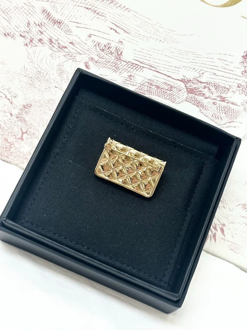 Chanel 23k CC flap Bag Brooch - Image 3