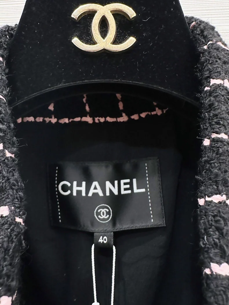 Chanel 23K jacket in black and pink checkered tweed - Image 2