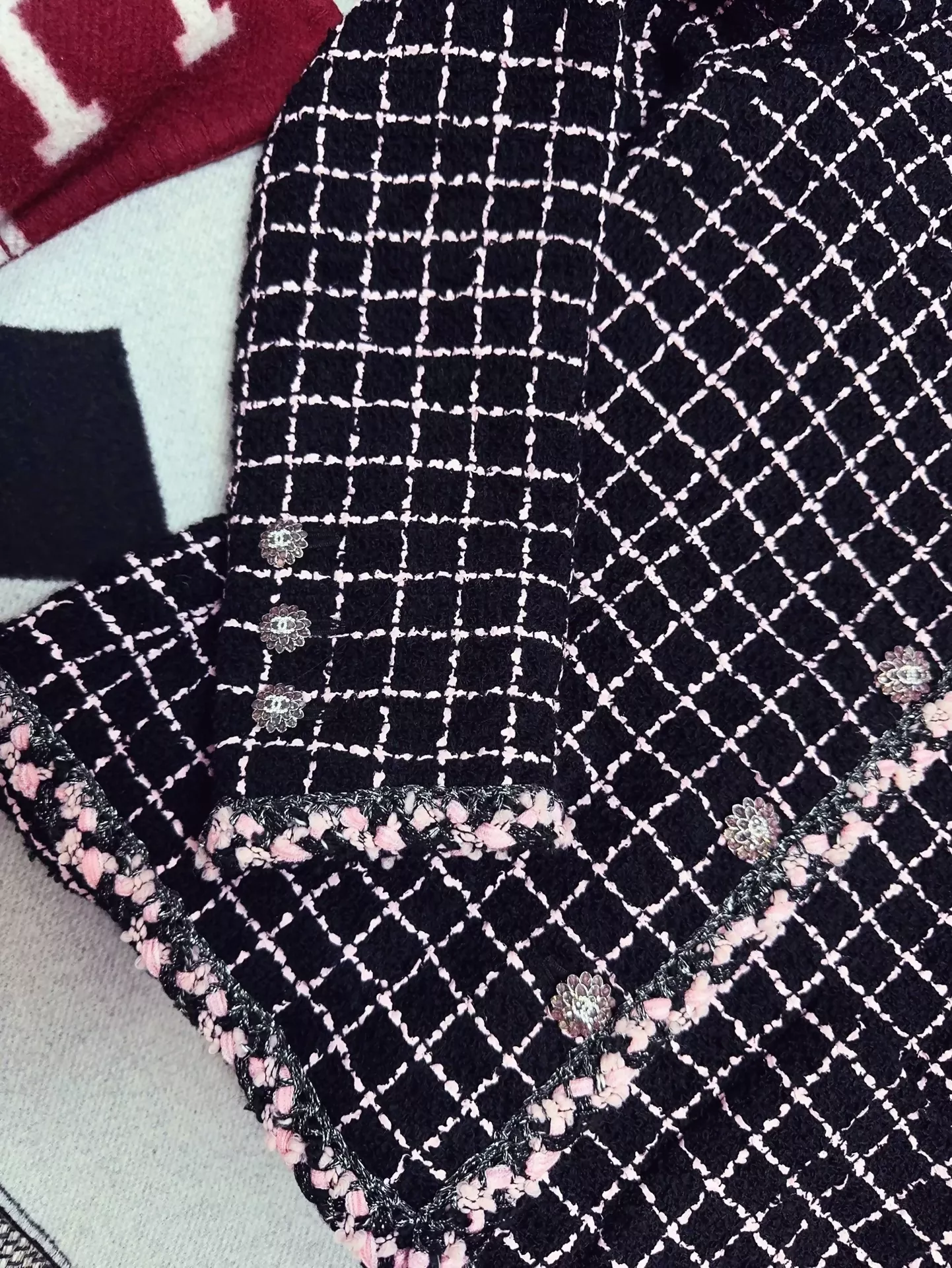Chanel 23k black and pink tweed jacket - Image 3