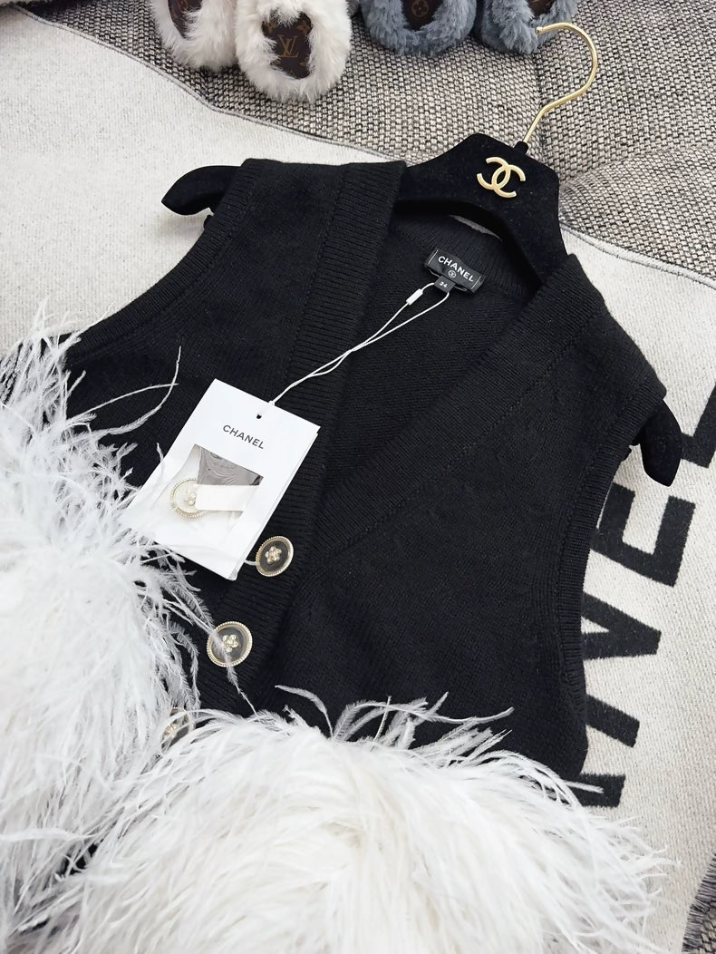 Chanel 23K black & white ostrich feather cashmere vest cardigan - Image 2