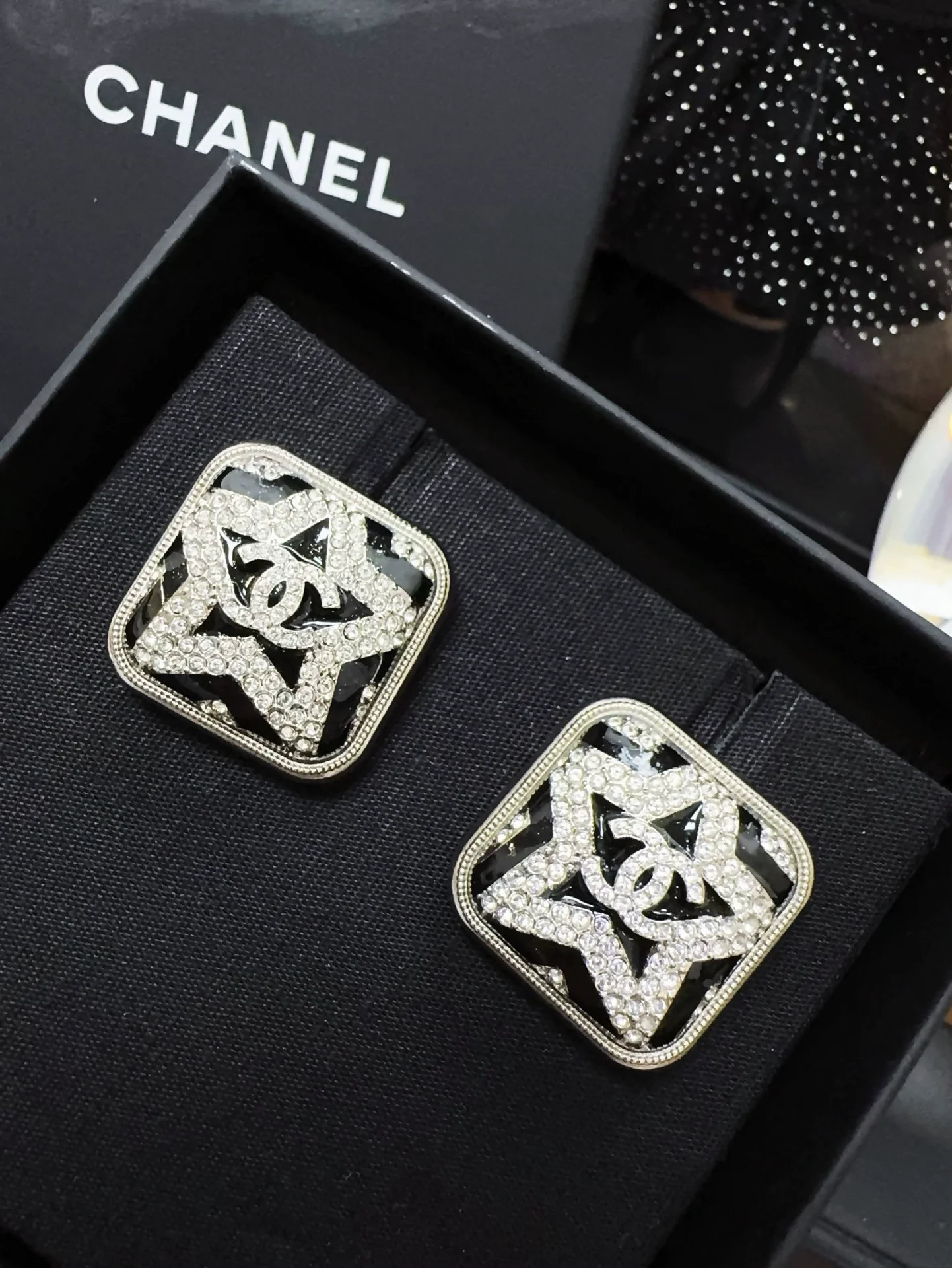 Chanel 23k star full diamond cube earrings - Image 3