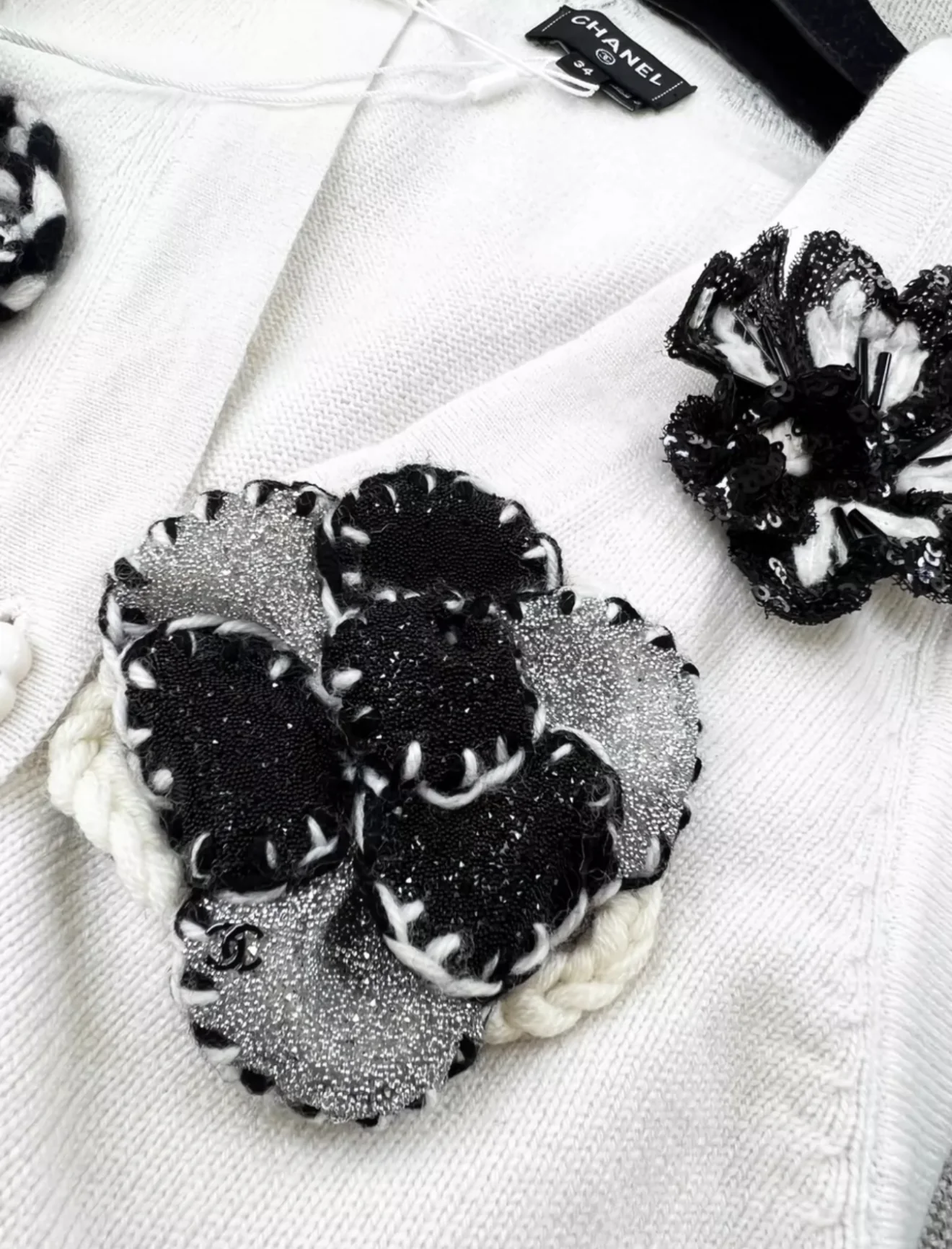 Chanel 23k white camellia cashmere vest - Image 3