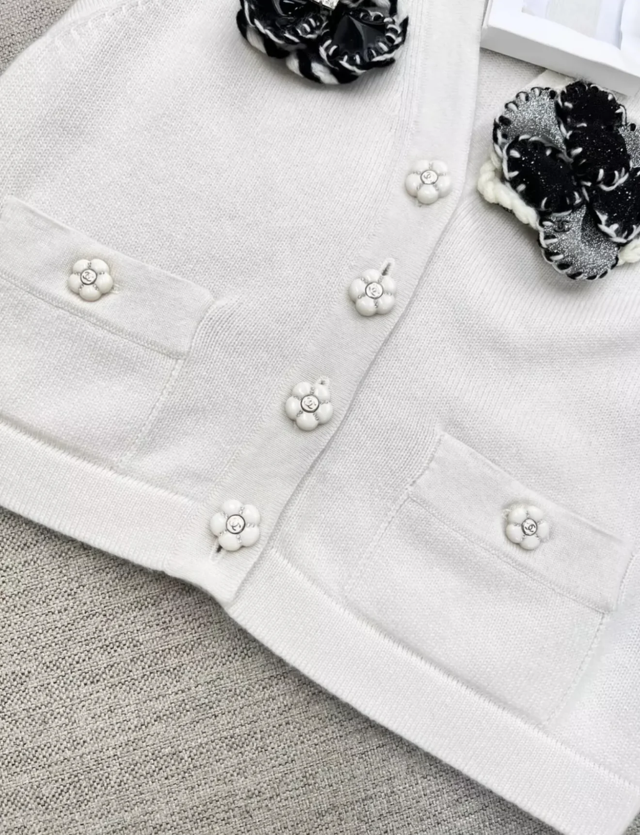 Chanel 23k white camellia cashmere vest - Image 4
