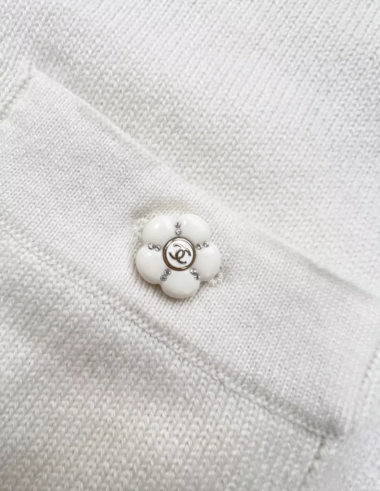 Chanel 23k white camellia cashmere vest - Image 5