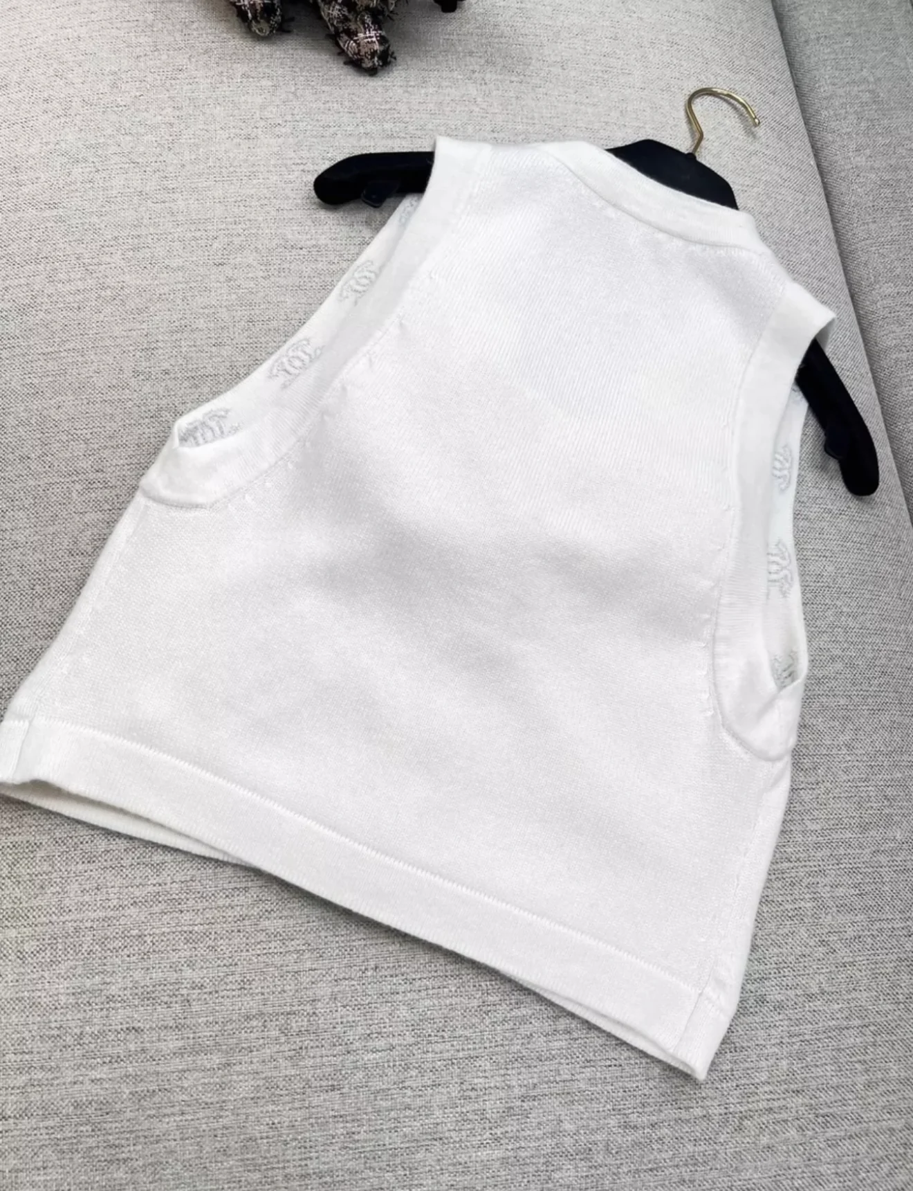 Chanel 23k white camellia cashmere vest - Image 6