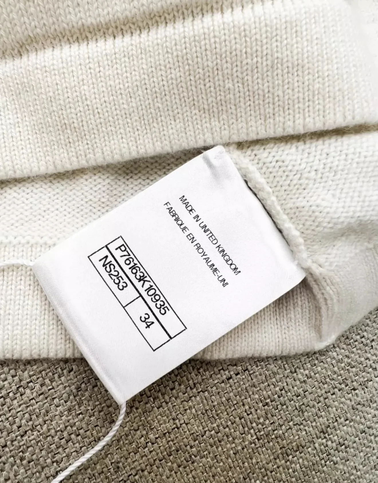 Chanel 23k white camellia cashmere vest - Image 7