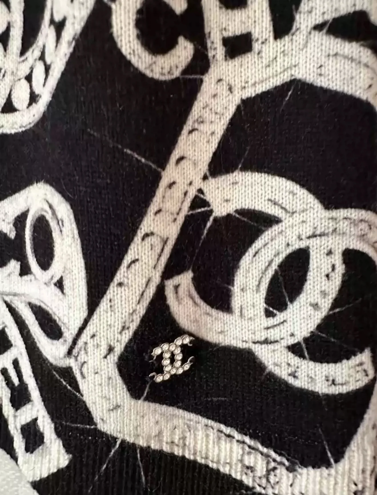 Chanel 23N Black & White Cashmere Top - Image 2