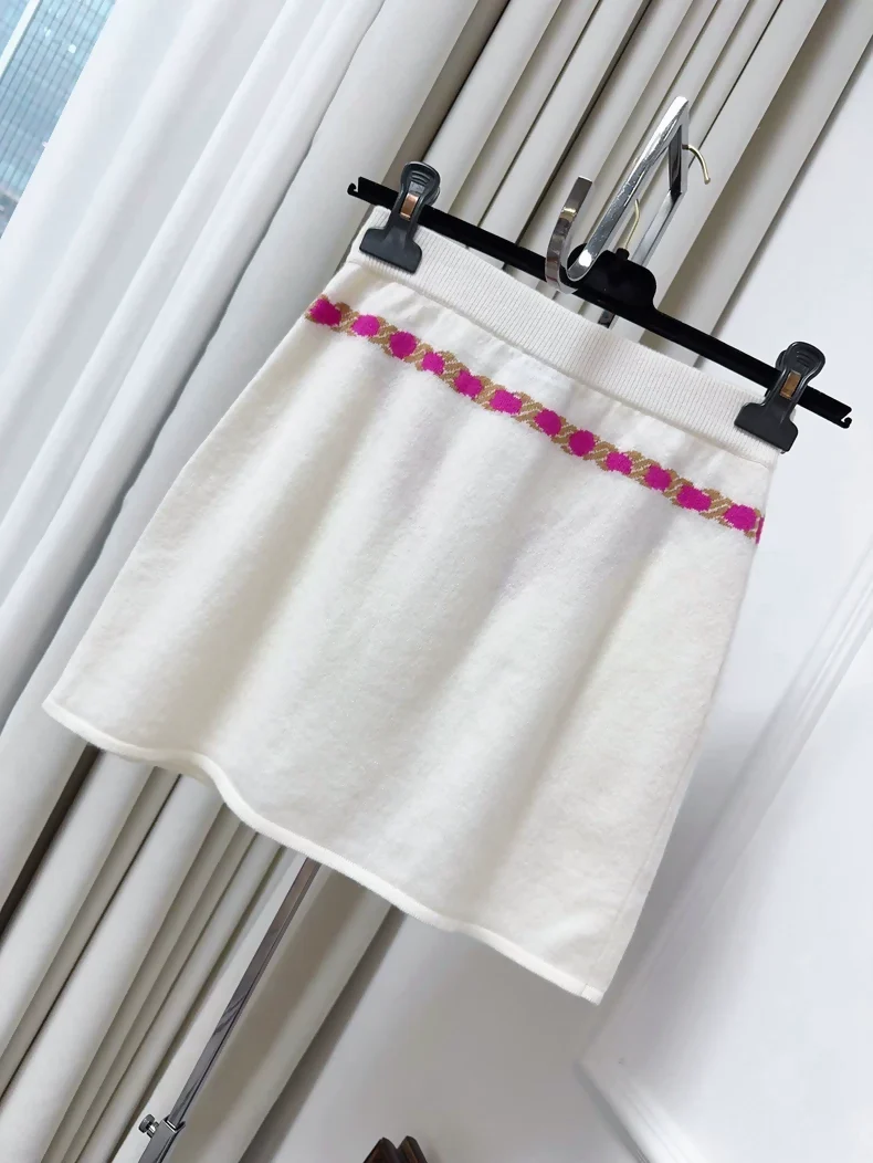 Chanel 23N Coco Neige ski collection écru cashmere skirt - Image 2