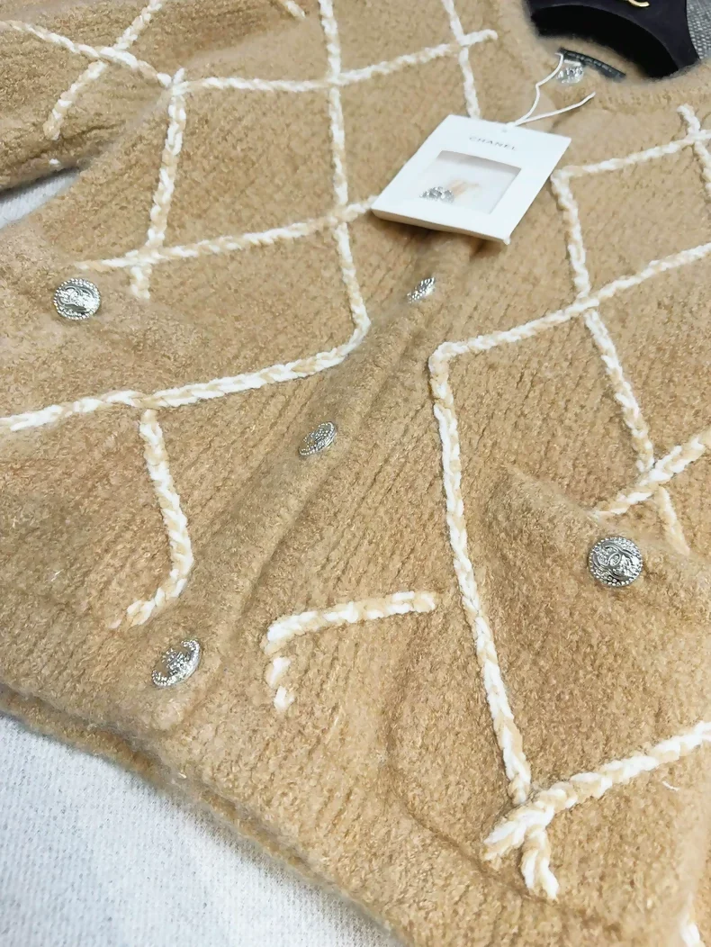 Chanel 23N Coco Neige Ski Khaki Teddy Knit Cardigan - Image 3